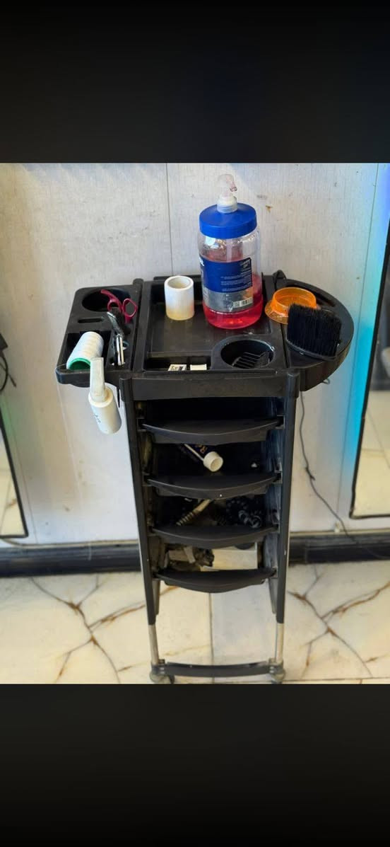 سلام عليكم بيع رفوف عدد ٢ عرض متر ورتفاع مترين   سعرهن ١٠٠ 
  ٣ عرباين  كولش نضاف سعر الوحده ٢٥    مكاني نجف   لاستفسار ***********
