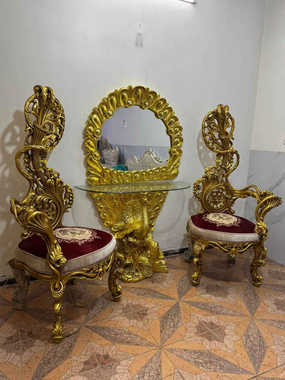 زوج كراسي ملكي خشب زان مصري جديد غير مستخدم طلاء ورق ذهب فخمات ا،تفاع الكرسي متر و٦٠سم اتصل ***********
