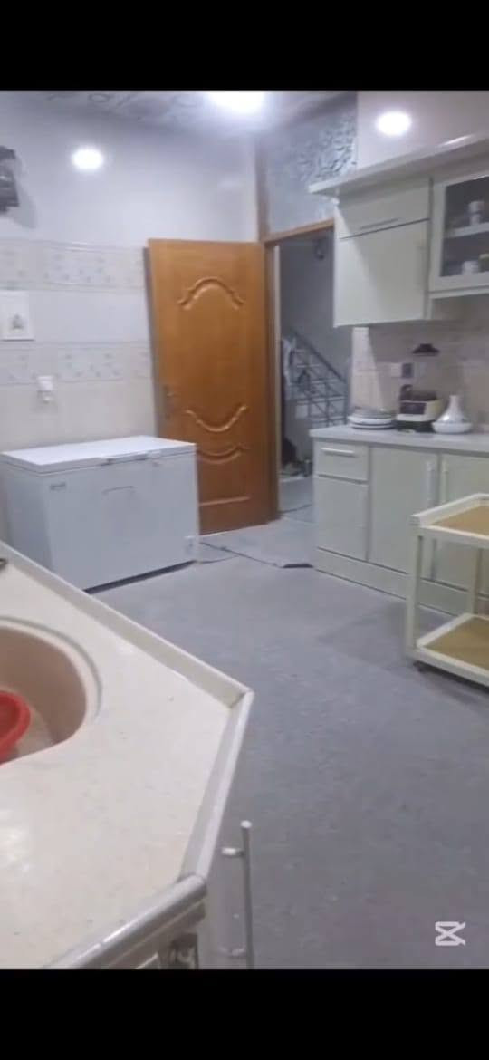 السلام عليكم دار للبيع كربلاء مجمع السلام السكني بالمرحله الأولى مفكوك من الشركة بيه مبادره مجموع السعر القديم ٢١٠ وهسه نزلنا من السعر صار ١٨٨
تفاصيل بيع البيت يدفع المشتري ٩٥ مليون
وتقريبا ٩٣  للمصرف   يسددهن 
بالشهر يسدد ٥٢٩ الف مع جلب كفيل لغرض تحويل الكفاله له
الطابق الأول حديقة مزروعه كبيرة وكراج سيارة وغرفة خطار مفتوحه عالصاله ومطبخ وغرفة نوم جوه ومنورين مسكوفات يصلحن غرف صغار أو خزن
وصحيات ٢ والصحيات الثالثه مع حمام مشترك
الطابق الثاني غرف نوم اثنين وسطح
مساحة البيت ٢٠٠ متر بناء ممتاز
ملاحظه اني مكلف بالنشر  البيع مباشر ويه صاحب الدار
واي استفسار هذا رقمه ***********
