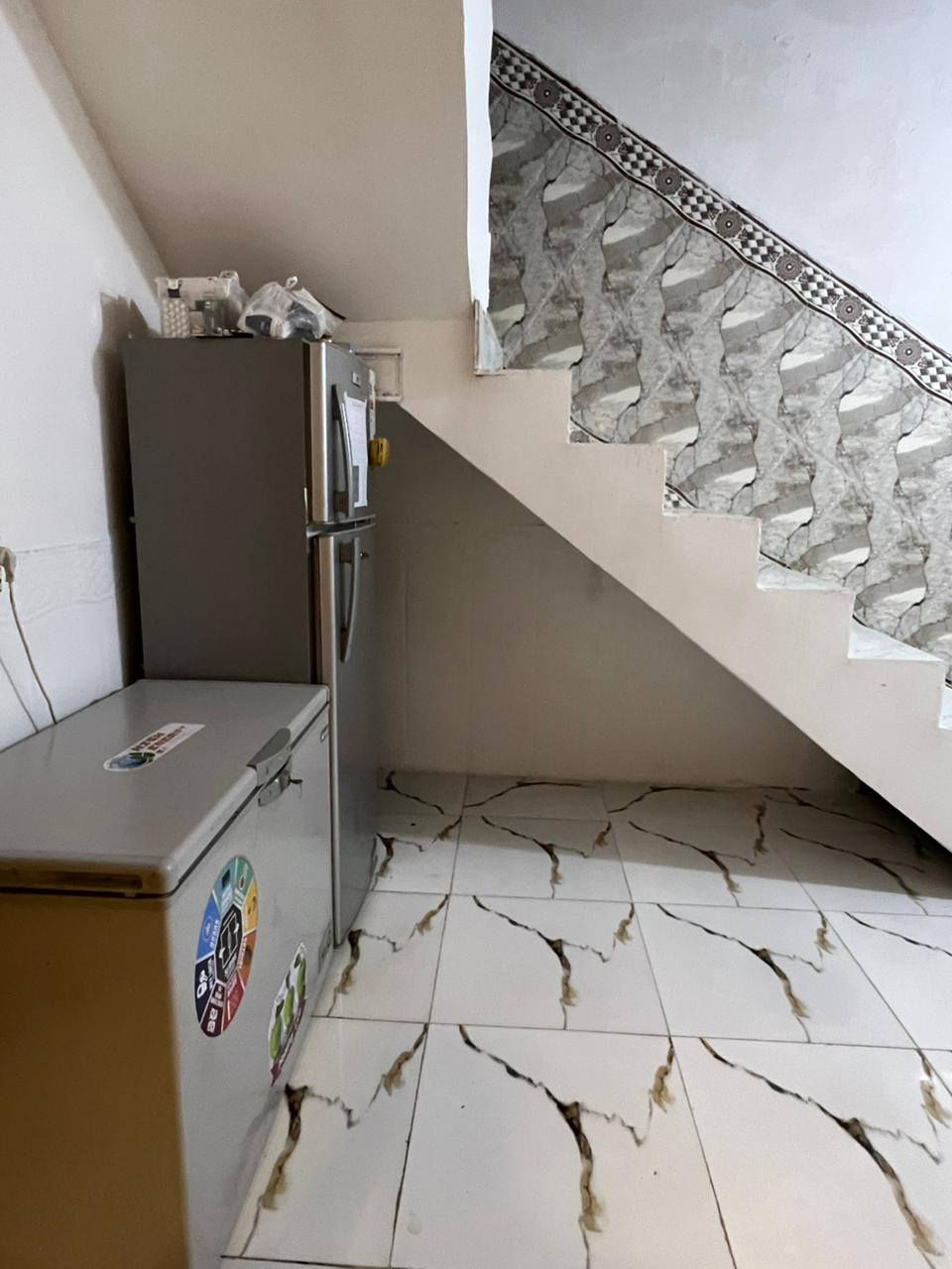 بيت ١٠٠م بناء بلوك كونكريت مسلح بناء حديث يباع مع الاثاث ..طابق واحد غرفه نوم استقبال صاله مطبخ طارمه صحيات ٢داخليه وخارجيه ..فرع ٥متر خدمات مجاري متوفره للباب حي الأمين ١ شارع الحر خلف مجمع همسه للإلكترونيات فرع أسواق اي مارت ..طابو زراعي سند ٢٥ إقرار محكمه من المالك مباشرة  تم تخفيض سعر٦٥مليون قابل للتفاوض بي مجال  للاستفسار مكتب الأوس للعقار ابو سجاد*********** ابو وائل *********** تفاوض مع صاحب البيت مباشر
