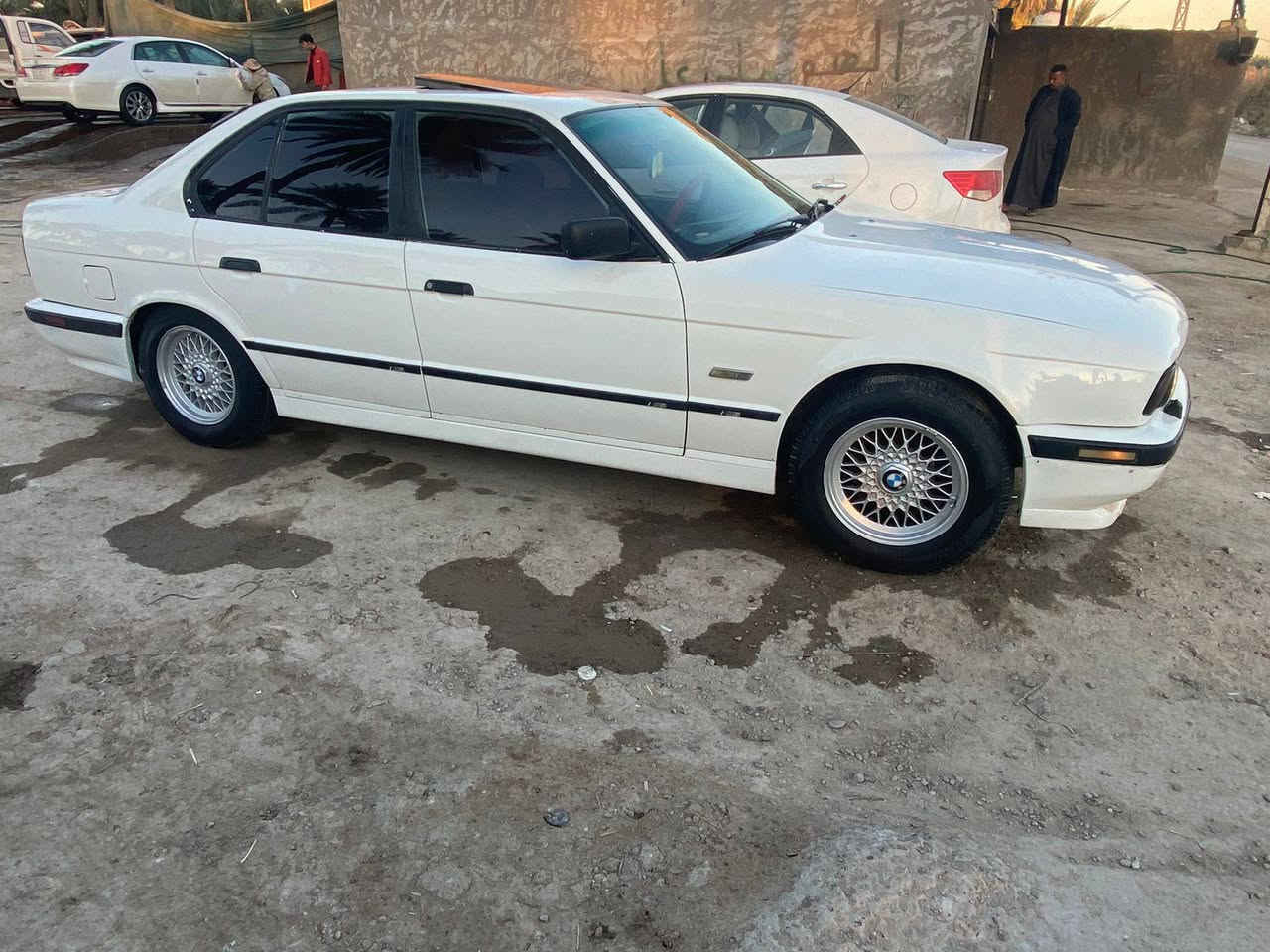 السلام عليكم
السيارة كفالة عامة من ضربة من كص من اصوليات 
للبيع BMW 535 
موديل 1991 لون ابيض رقم اربيل دولي الجديد مكينة كير ميماتي شرط كفالة حدادية امامي خلفي جديد تخم تاير جديد تبريد تدفئة بيه مكانات صبغ قليل غرفة ماروني ملكي 
سلايد جام سنتر لوك تقفل ٤ ابواب ٤ جام وسلايد شرط ترايك للشمال يله اكاتبك تريد تحويل تريد وكالة الشراي يتصل رقم الهاتف *********** مكان السيارة كربلاء السعر 75 $
