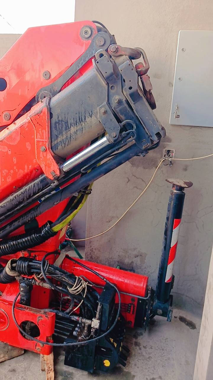 سلام عليكم...جهاز كرين للبيع نوع بافنجر مديل 2005 جديد مكفول كفاله عامه 3سلايت هيدروليك 5800طن الحجم 16.5 رجلين قلاب رجل طلقتين مع المضخه مالته للستفسار الاتصال على الارقام:***********\***********
