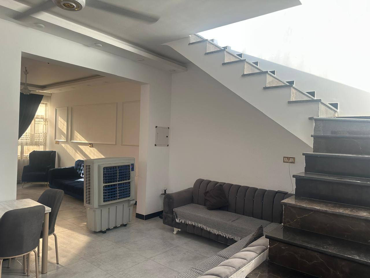 مشتمل البيع حي الضباط الثانيه شارع ٦م طابق واحد غرفتين وصاله ومطبخ ستقبال كراج صحيات المساحه ١٣٠م شغل درجة أولى سنه البناء ٢٠٢٤ للستفسار ***********
