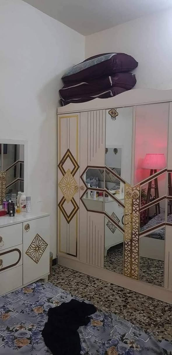 سلام عليكم بيت للبيع بل شعب قرب محطة سماء بغداد المساحة 50متر قريب عل شارع خدمات كاملة ماء مجاري كهرباء السعر عل خاص ***********
