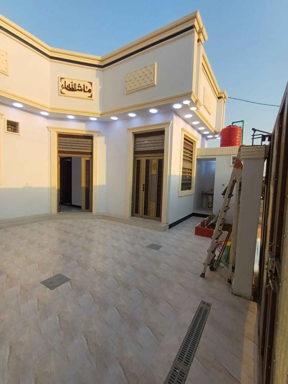 السلام عليكم بيت للبيع المساحه 200م طابو زراعي عراقي يحتوي على قرفتين وصاله ومطبخ وديوانيه وصحيات وكراج العنوان بصره ابي الخصيب السبيليات الاتصال على الرقم التالي *********** البصرة, العراق
