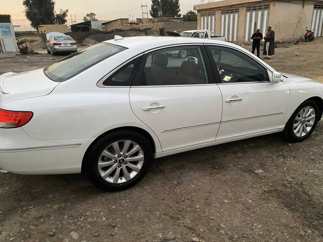 سلام عليكم سيارة أزيرا للبيع شركة الكاصد ألون ابيضّ صدفي رقم أربيل الجديد هزة جديدة بيه الجاملغ الأيمن بيه صبغ وتعديل بارد بسيط  موديل ٢٠٠٩ باسم عربي من أهل الحلة تريدوكالة تحويل اني حاضر سعرها ١١٠ بيه مجال  العنوان واسط الصويرة تلفون ***********
