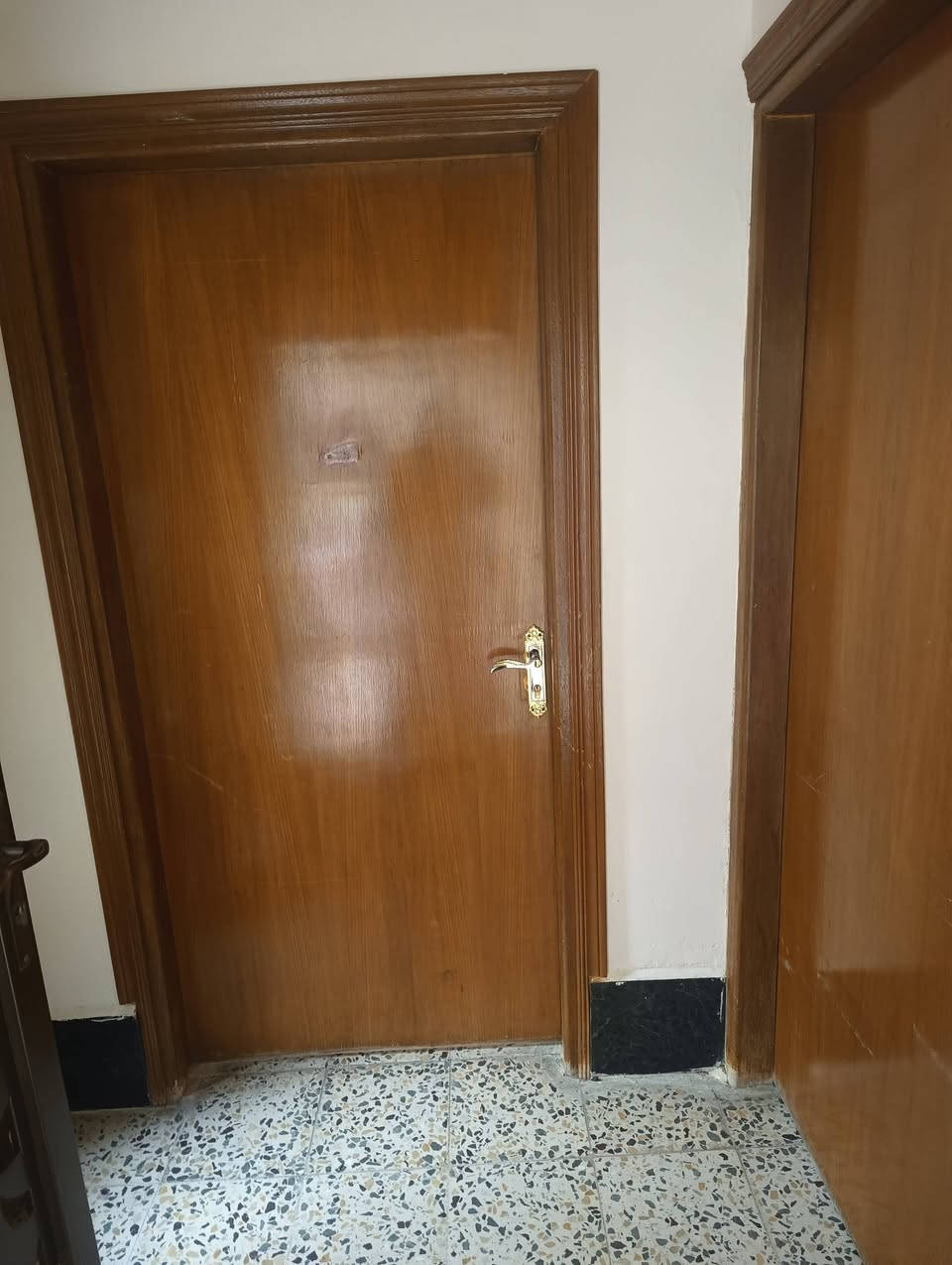 ابواب خشب عدد 8 حيل نضاف بسعر مناسب الشراي يتصل ***********-*********** وادي حجر
