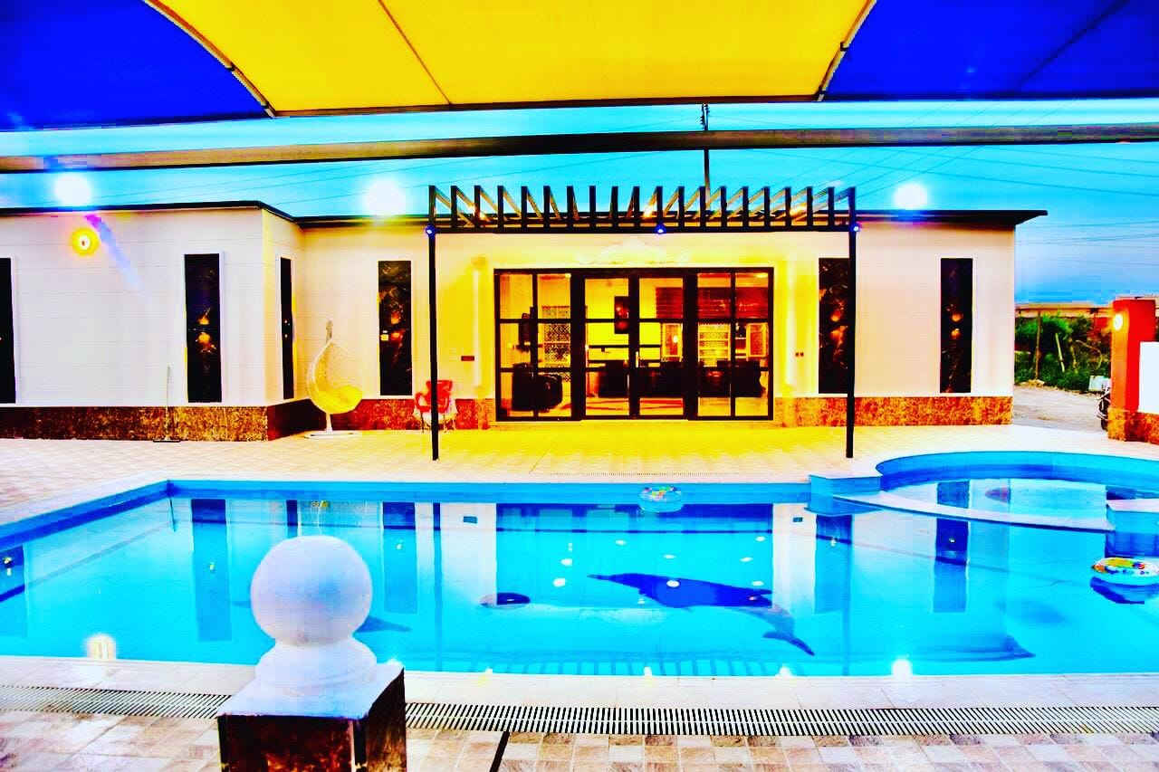 🏝منتجع سياحي للايجار  رقم 18
مسبح كبير وصغير 🏊‍♂️
حديقه كبيره وصغيره 🌹💐🥀🌻
مشواء للسمك ومشواء للكباب والتكه 🍖🍗
صحيات خارجيه وداخليه 🧴
مطبخ مجهز بلكامل 🍪🍞
صاله كبيره ومجهزه بلكامل 💺🪑
غرفتين نوم للعلم المزرعة تستقبل اكثر من ٢٠نفر  🛏🛌
العاب رياضيه منضده وفيشه 🤺⚽️🎲🏸🏊‍♀️
العاب للاطفال🛝🎢
دي جي داخلي وخارجي 💃🕺👯‍♀️
انترنيت 5G🚆
كهرباء٢٤ساعه 💡⚡️
كراج للسيارات 🚙🚗
نضام الايجار 💴💵
شفتات او ٢٤ساعه ⏰
لشفتات شفت النهاري من ساعه ١٠صباحآ للساعه٥عصرآ الشفت الليلي من ساعه ٦مساءآ لساعه ٩صباحآ  وليوم الكامل من ساعه١٠صباحآ لثاني يوم ١٠صباحآ  واحنه بخدمتكم دائمآ
ويوجد لدينا خدمة توصيل كل مايحتاجه المؤجر 
العنوان صلاح الدين قضاء بلد قرب الساعة
للاستفسار
📞📱💌***********
