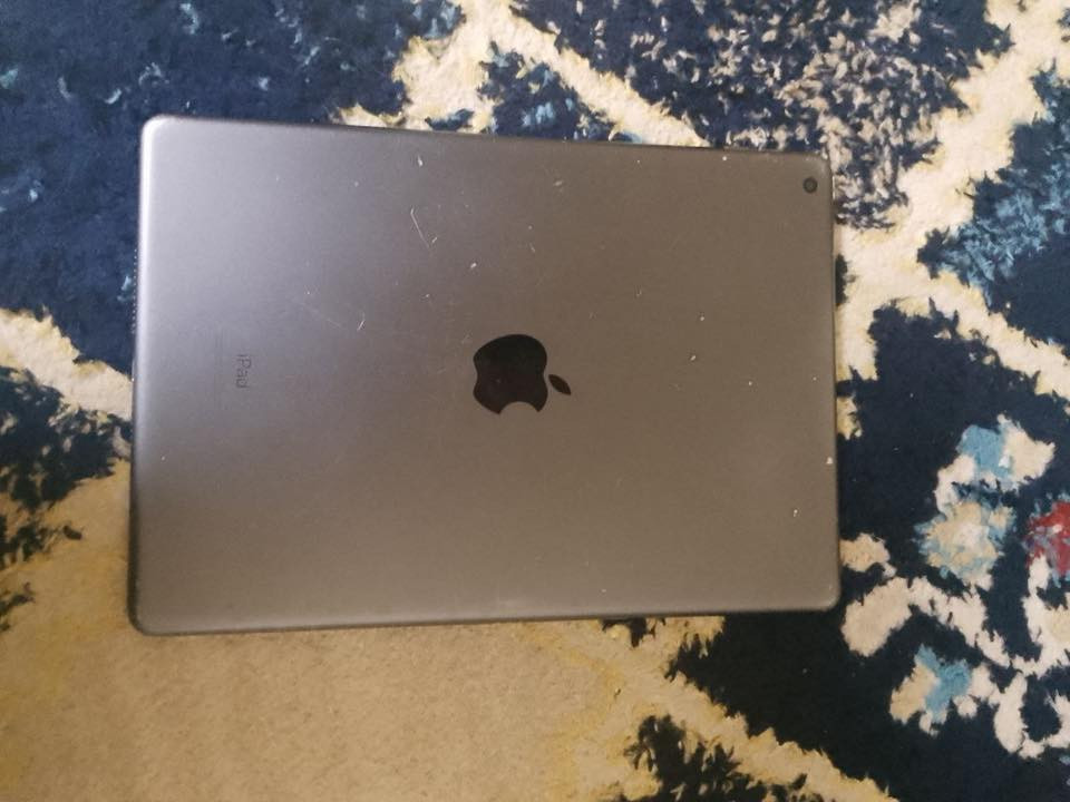 ايباد 9 ذاكرة 64 
بي شخطات بلضهر 
ب250 وبي مجال قليل مكاني بغداد مدينة الصدر
***********
