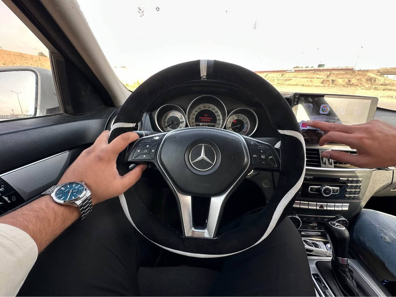 مرسيدس٢٠١٣  c180 avantgard فول عدا الفتحة كشنات مخمل وجلد  كهرباء مري شفط اشاير بالمري  تحكمات مثبت سرعه سستم هارمن كاردن شاشة اعطال تبريد قطعتين ثلج لايت زنون اوتو تبريد مناخين تبريد بالجكمجه 
السياره بدون ايرباك بدون حادث بيها قطع 
صبغ اثر طخات ابيعلك حزام

مكانها بغداد 
سعر ١٢٥ مجال بسيط 
*********** بغداد, العراق
