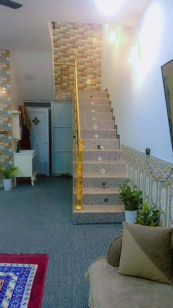 سلام عليكم بيت للبيع مساحه 100 مربع طابقين ركن  طابو زراعي سند 25 شارع عرض 10متر تبليط باب البيت خدمات كامله (ماء كهرباء مدارس مولده ذهبي قريب على سوق نادر)الموقع نادر الثالثة تاجيه الزراعي قرب شارع الحي الصناعي السعر 85 وبي مجال لاستفسار *********** متوفر واتساب مكلف بنشر للاستفسار الاتصال على الرقم الموجود بالاعلان
