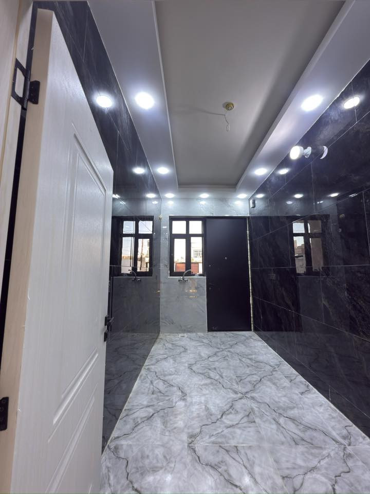 السلام عليكم ورحمة الله وبركاته
دار سكني ملك صرف زراعي سند ٢٥ 
مكاتبه وكالة عقاريه 

الموقع 
تقاطع القدس دور الزراعه الثالثه 

المساحة ١٣١ م 
الوجهه ٦ وربع 
النزال ٢١
 
شارع رئيسي عرض ١٥ م 

طابقين 
فول مواصفات 

مطبخ استقبال وصاله و٣ غرف نوم  وكراج سياره 
سطح اول وسطح ثاني 

مواصفات الدار 
البناء بلوك 
الًواجهه فلين وتطعيم لوح مرمر 
المطبخ  والحمامات بورسلين مرمر 
ديكور نقش وسحبات وطرحات 

السطح سيراميك مع محجر درج 
البيت مزود بوردات انترنيت وكاميرات 
حديقه دخل الصاله 

السعر ١٢٠ 

المراجعه مكتب الجبل 

للاستفسار 

‭٠٧٧٠ ٢٠٦ ٧٨٤٦‬
