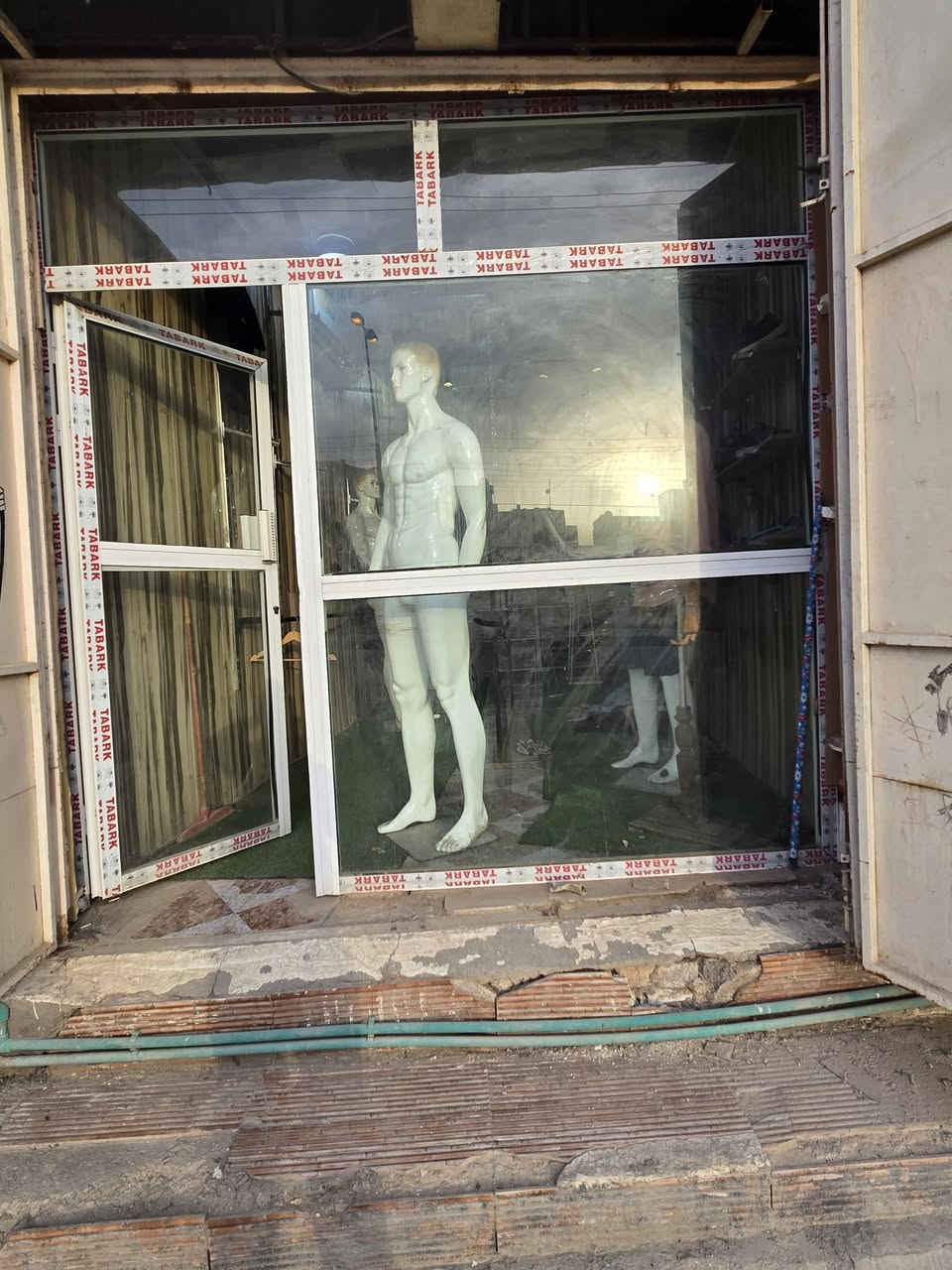 كلشي بلمحل للبيع جام خانه طول وعرض ٢٥٠ ملكانه عدد ٣ تعلاكات عدد ١٠٠ للاستفسار  *********** المكان سوق الشيوخ
