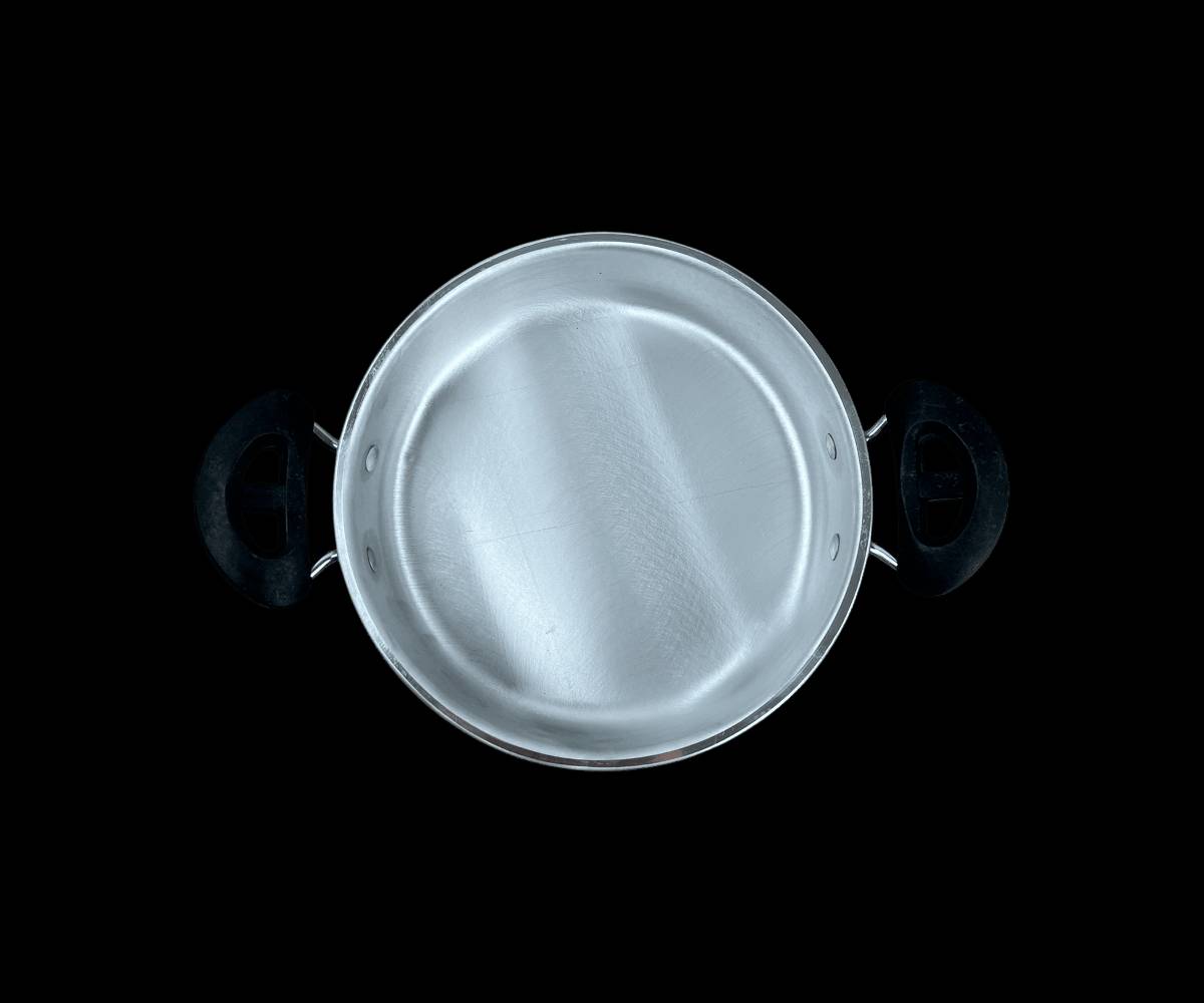 سيت مقلاة ألمنيوم كاسيو 3 قطع – مقاسات متعددة

الاستخدامات

قلي اللحوم والدجاج والسمك

تحضير البيض والمقليات السريعة

طبخ الخضار والصلصات

إعداد اليخنات والوجبات اليومية

مناسب للاستخدام المنزلي والمطابخ الصغيرة

المميزات

مصنوع من ألمنيوم متين عالي الجودة

توزيع حراري متساوٍ لنتائج طبخ مثالية

تصميم عميق مناسب للقلي والطهي

مقابض جانبية سوداء مقاومة للحرارة

خفيف الوزن وسهل الحمل

سهل التنظيف

قاعدة سفلية متينة لتعزيز الثبات على الغاز

المقاسات:

- الكبيرة: قطر 30 سم – ارتفاع 7 سم
- الوسط: قطر 25 سم – ارتفاع 6 سم
- الصغيرة: قطر 21 سم – ارتفاع 6 سم

محتويات الصندوق

طاوة كبيرة 30 سم

طاوة وسط 25 سم

طاوة صغيرة 21 سم

الملاحظات

مناسبة للاستخدام على مواقد الغاز

يُفضل عدم استخدام أدوات معدنية حادة للحفاظ على السطح

يُنصح بغسلها وتجفيفها بعد الاستخدام للحفاظ على عمر أطول

#مطبخ #ادوات_مطبخ #ادوات_طبخ #مقلاة