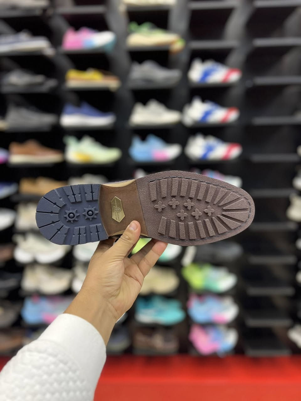 Giorgio

الخامات: غالباً ما يأتي هذا النوع بجلد طبيعي أو "نوبوك" مع نعل مطاطي متين لراحة القدم.
التفاصيل: يتميز بلون كحلي وتصميم يتضمن خياطة بارزة ونعل متراكب، مما يجعله مناسباً للمناسبات الرسمية البسيطة والاستخدام اليومي

متوفر قياس 44.5-45
السعر 35 الف

العنوان النجف ملحق الروان 
توصيل 🚚 محافظات 6 داخل النجف3 
*********** واتساب#
