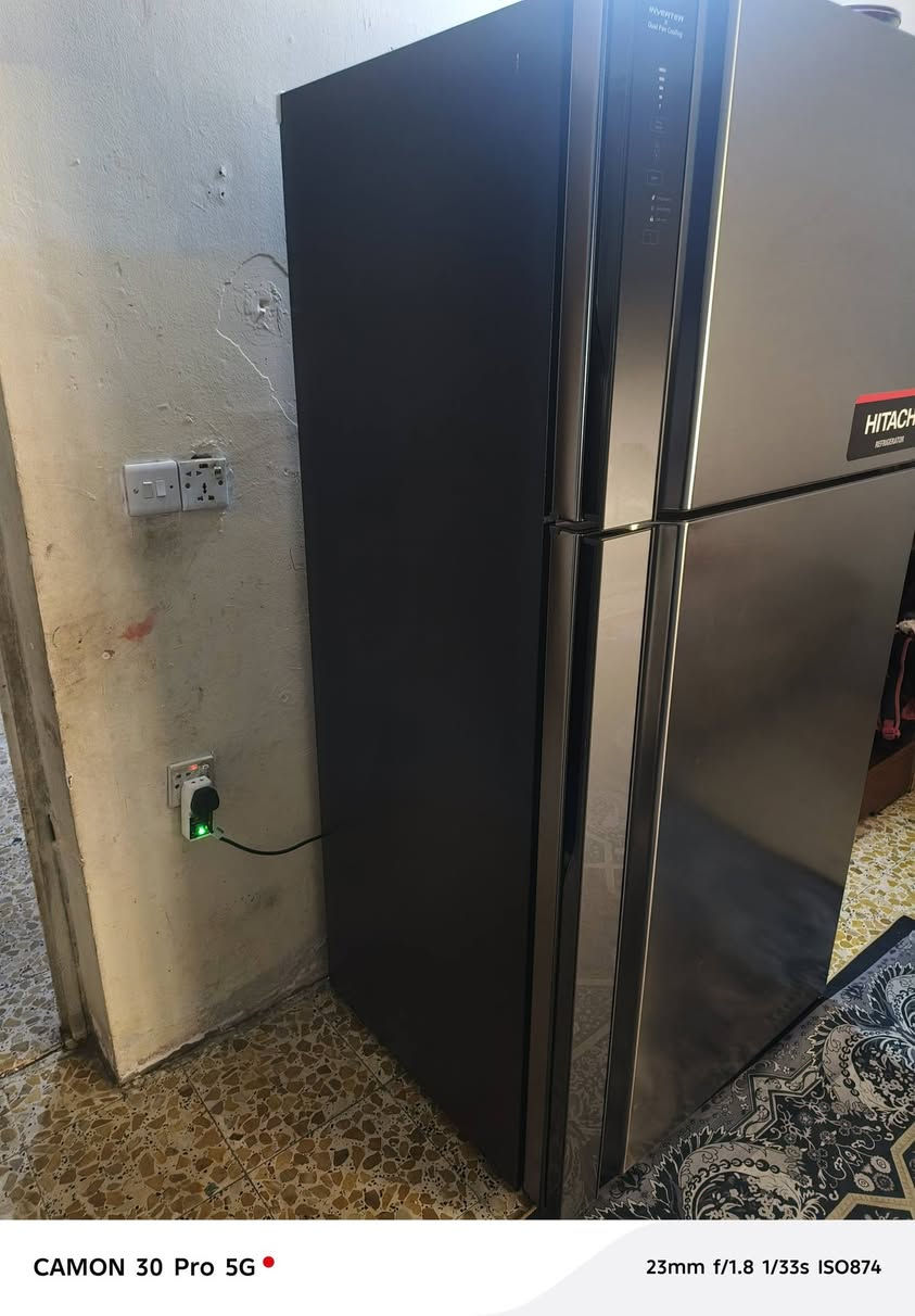 السلام عليكم للبيع ثلاجه حديثه نوع هيتاشي الحجم ١٨ اخت الجديده وابحث عليه وشوفه مواصفاته مأخذينه مليون ١٦٠ الف ورايدينه ٨٥٠ ثلاجه اخت الجديده العنوان حي اور للتواصل ***********
