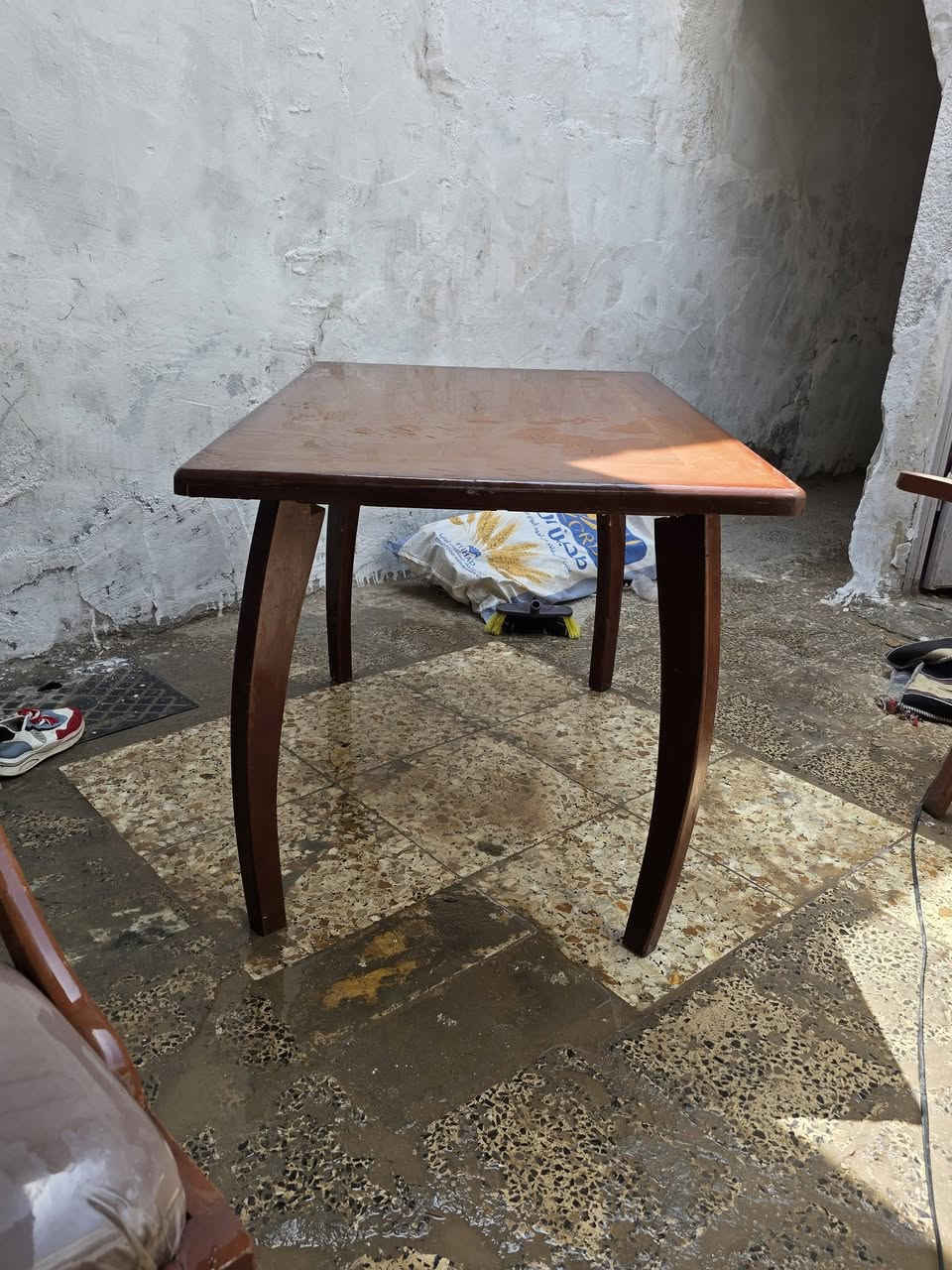 مرحبا ميز طعام معه كراسي الميز ويا 4كراسي مخلفات نيلون شغلهن درجه اوله تخم كامل   خشب صاج اصلي الملكي نضاف كلش لا كسر وفطر عدي 4ميوزه وكرسيهن  السعر خاص المكان نجف شارع المدينه ***********
