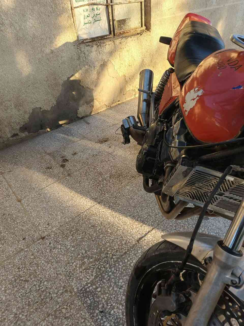 السلام عليكم.. 
دراجه cB400 جيل اول مكينه سوده ١٦ولف مبدل بوشه گير مكفول ضفيره مكفوله صالنصه كاتم ورياضي تايرات نضيفه الدراجه بلكاتها واكفه اكفلك كلشي اوراقها كامله ومنفيسها هم 
مال جناي السعر( مليون ) ترهم مراوس بآيفون 15برو ماكس 
واتساب ***********
         ***********
