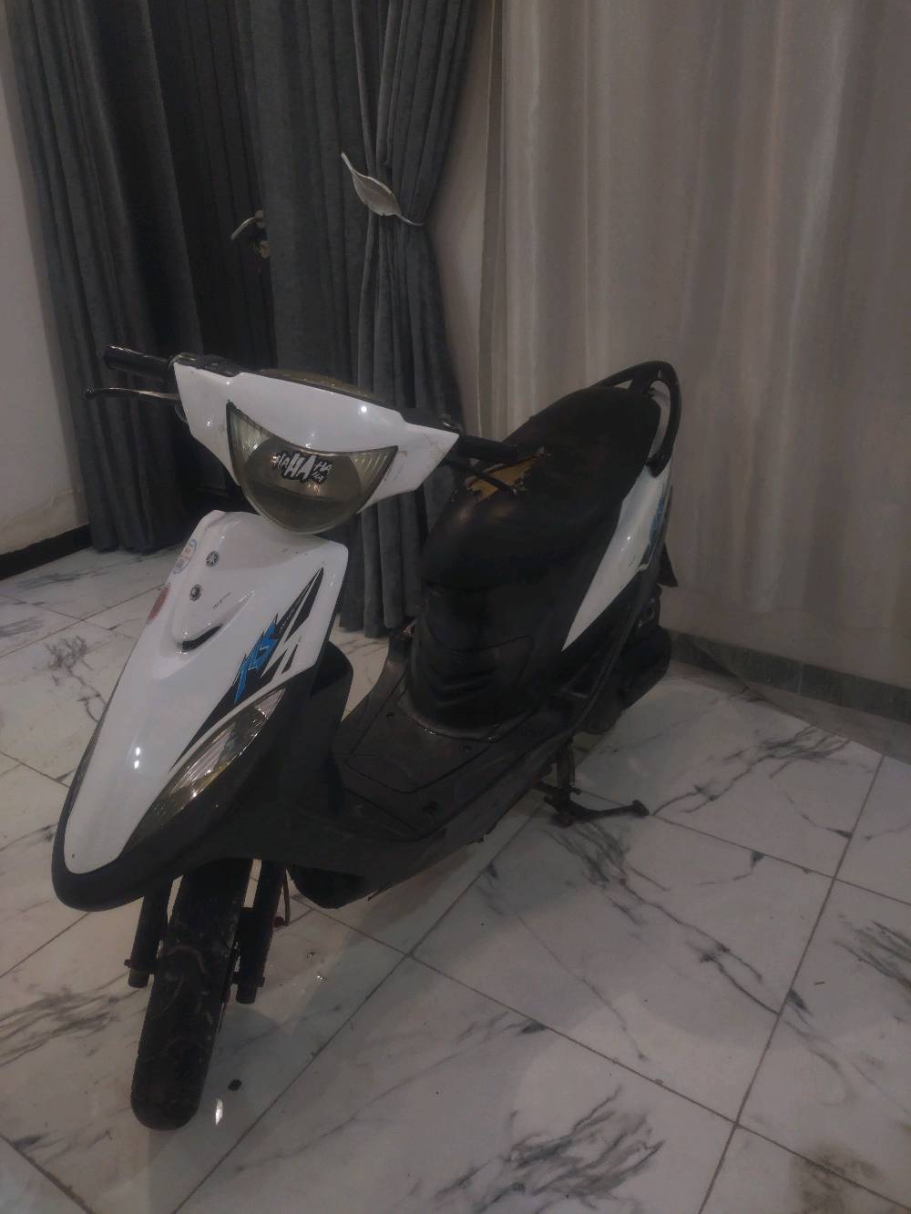  السلام عليكم ماكس عدل ما مفتوحه دراجه ملحه كهربايات كلهة شغاله طوافه بانزين عداد سرعه دشبول كله شغاله بيه صالنصه نحله بس واقيه طاك مكينه خرس
 شلعه خير من الله معدل 110 تقفل شرط عله فحص *********** مكاني بغداد الشعله الدوانم 