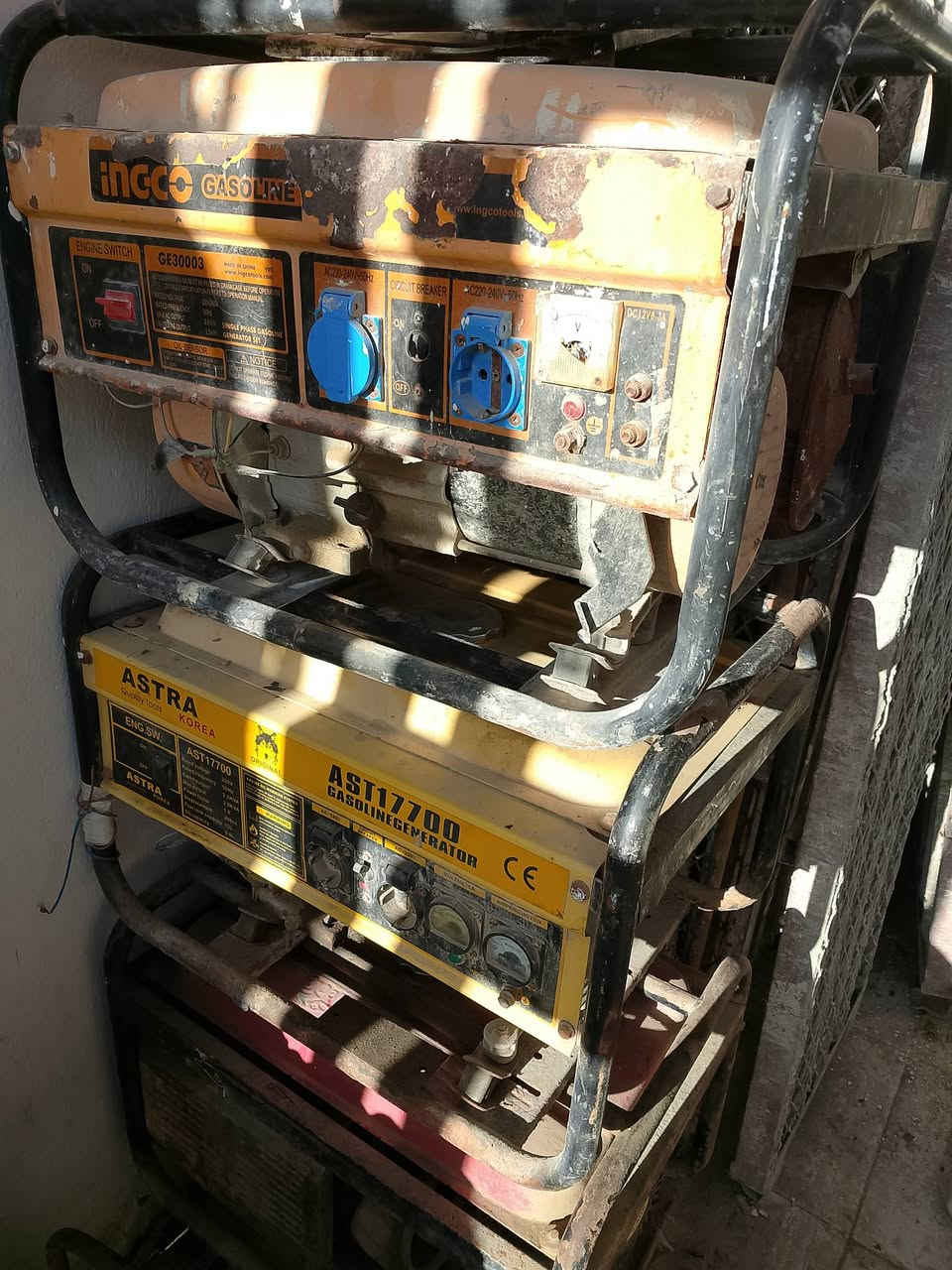 سلام عليكم
دىدرج خشب طول 4 متر ونص 
مولدات 5
سعر 450 وبيه مجال بسيط 
مكاني بابل شارع 80 
رقم ***********
