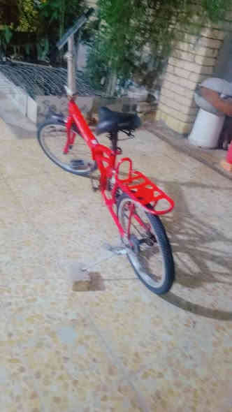 السلام عليكم بايسكل طباكي  للبيع حجم 20 البايسكل فووووول عوزه بس بريكات لون أحمر البايسكل مكفول من الطول للطول مراوس عادي السعر 50 الطبكه شغاله التواير جدد العنوان ميسان حي الجامعة الهاتف *********** واتساب شغال
