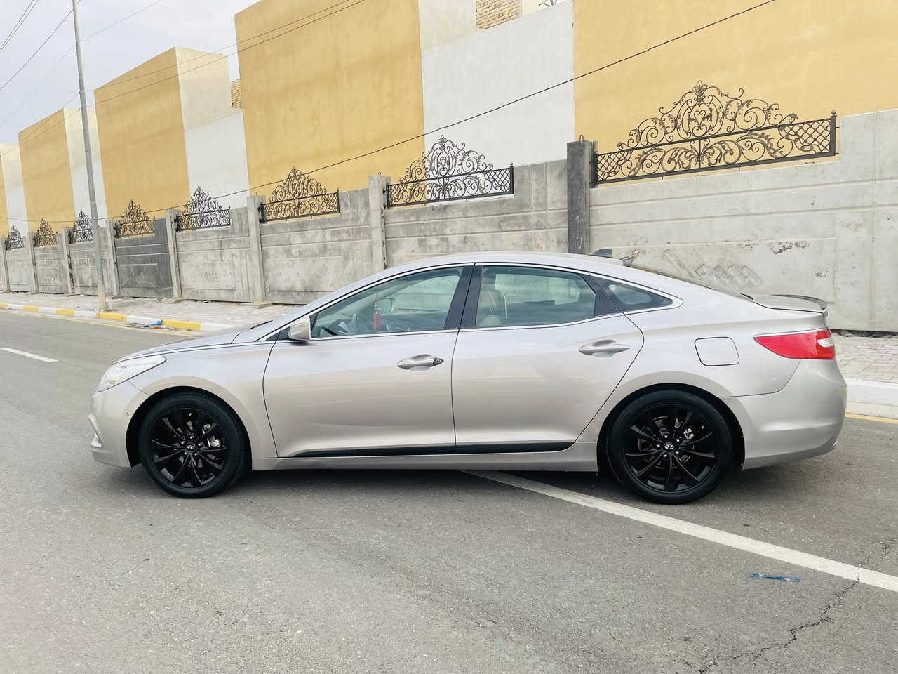 سلام عليكم ازيره موديل 2012 خليجي محرك 6 سلندر مكفوله من ضربه وتبديل بيه مكانات صبغ اثر جراد تقريباً أربع قطع فقط رقم انكليزي مميز سنويه لل 30 سيارة فول مواصفات ما عده بنرما حساس خلفي امامي تحكم ستيرن كامره كشنات جلد برده خلفيه شاشات خلفيه جاهزه سياره من كلشي 
مكان سيارة كربلاء مقدسه 
السعر 103مجال 
 اتصل رقم ***********
الرجاء مكلف بلنشر اتصل وتدلل
