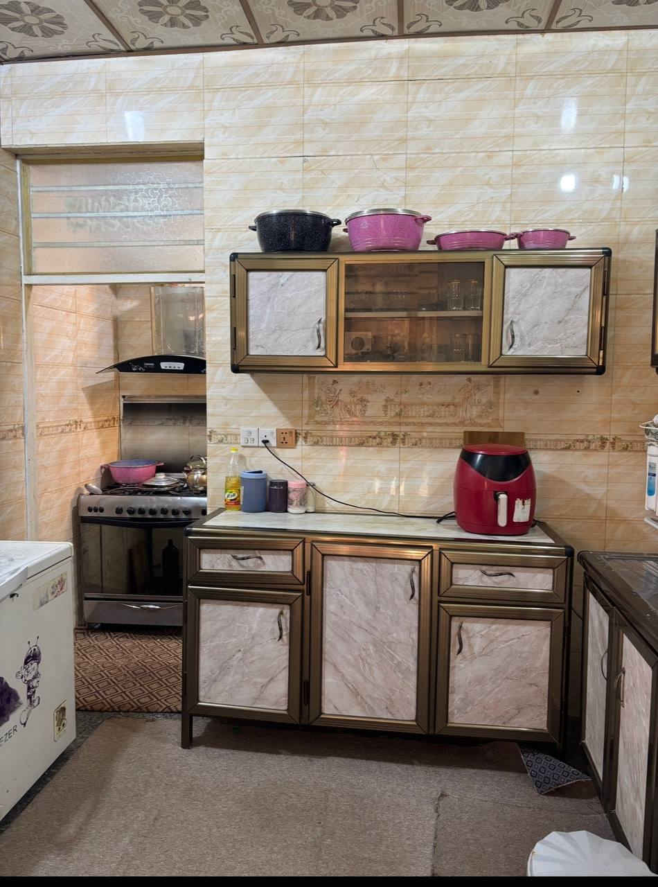 السلام عليكم 

بيت للبيع في كربلاء المقدسة 🏴
زراعي بستنة قرار 25 طابق ونص 

‎يتكون من : استقبال مع غرفتين نوم غرفة في الطابق الاول وغرفة في الطابق الثاني وصالة ومطبخ وصحيات ومخزن.

مساحة وواجهه البيت :  8.5*11.5 
100 متر

بناء البيت طابوك والارضية جرانيت

الموقع : كربلاء طريق الحر فرع ابو الدهن يبعد عن الشارع العام 600 متر (طريق الكوسترات الى الامام) ويبعد عن مرقد الحر كيلو ونص

السعر : 75 وبيه مجال بسيط

للاستفسار الاتصال على :  
***********
لقد أرسلت
