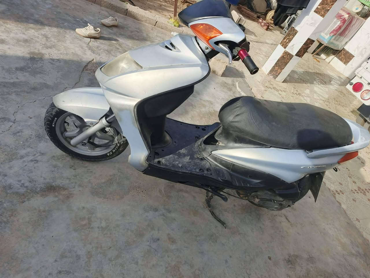 دراجه للبيع سعره 400 وبيه مجال  اومراوس شعندك نزل  مكان بلد ***********
