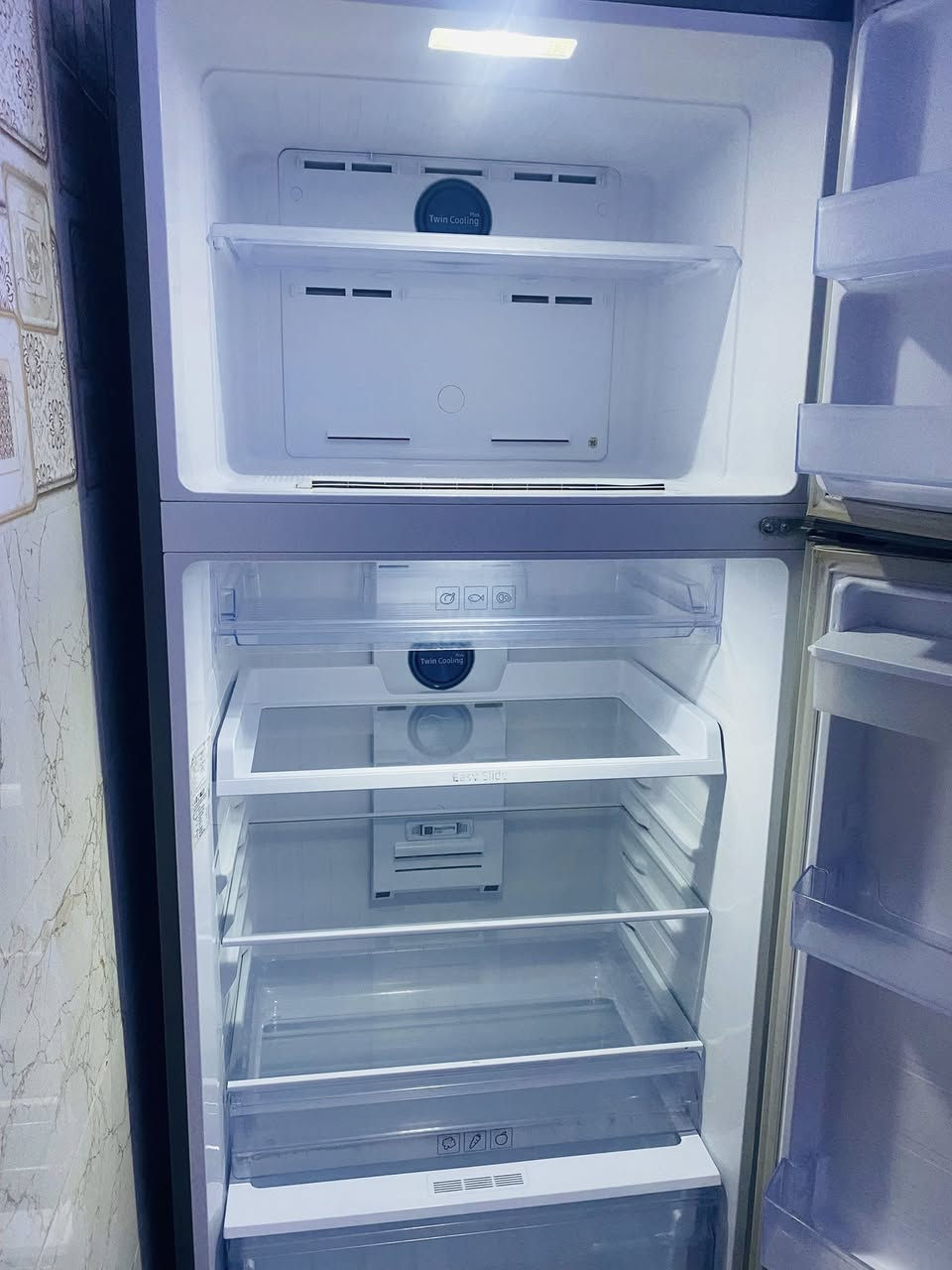 ثلاجة سامسونك تايلندي اصلي حجم 22 مستعملة لأكن نظيفة مثل ماموضحة للبيع للاستفسار متواجد وأتساب ***********
