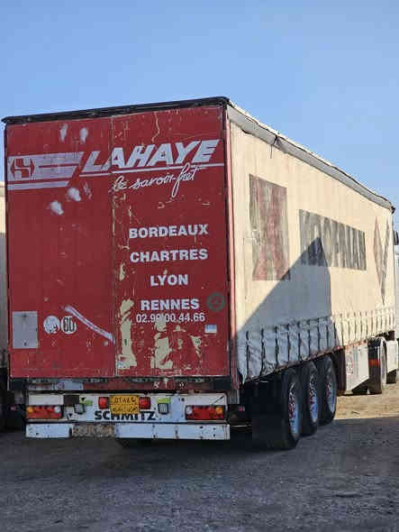 #مرسيدس_اكتروز تريله جادر للبيع 
موديل 2004
حجم 1844
مواصفات رتايدر كلج مبريده ثلاجة 
جادر نوع شمتز 
رقم دهوك شرط التحويل 
السعر ٣٤٠ ورقه وبيه مجال 
عنوان موصل برطله معرض #الحاج_فارس 
***********
***********
***********
