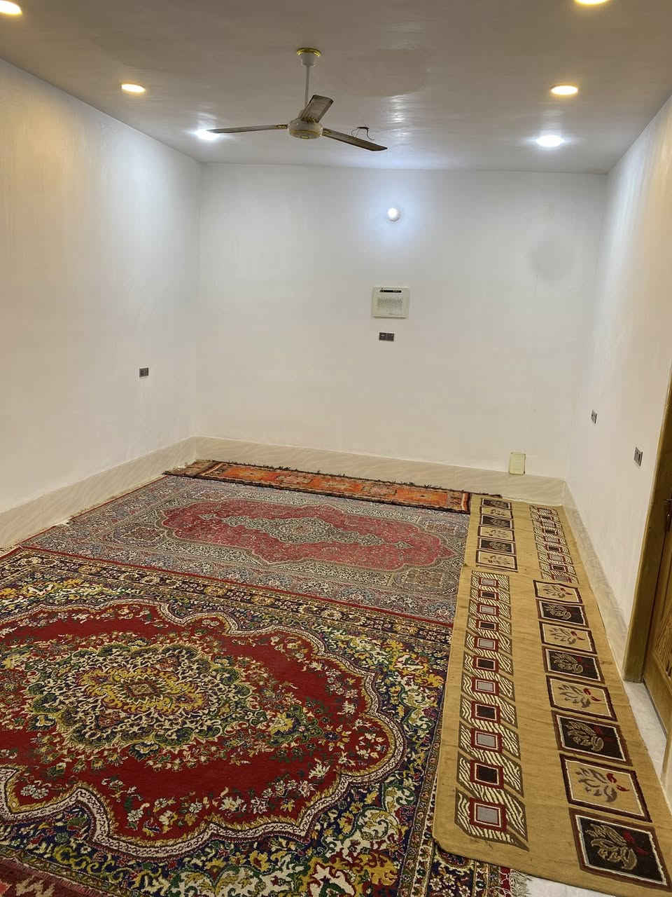 التفاصيل
بيت لبيع قرب مجمع حسين جياد  الشارع السابع  طابو زراعي سند ٢٥  مساحة ٤١٥م

غرفتين ٥*٥ 

صاله ١٠*٥ 

مطبخ ٦*٥ 

استقبال ١٠*٥ 

مجمع صحيات WC داخليه و خارجيه 

حديقتين داخل البيت 🏠 

ارضيه بورسلين  درجه اولى 

مطبخ سيراميك درجه اولى 

صحيات سيراميك 

تبليط كهرباء ماء مجاري مولد ذهبي شارع عرضه ١٥ متر

للاستفسار الاتصال على الرقم 

***********
