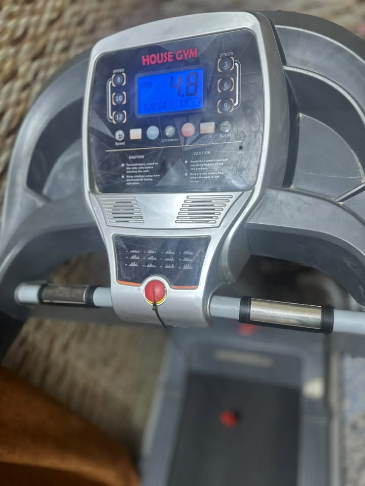 للبيع جهاز جري كهربائي HOUSE GYM + جهاز تنحيف رجاج
✅ جهاز الجري HOUSE GYM

* ماركة: HOUSE GYM

* شاشة LCD تعرض: السرعة، الوقت، المسافة، السعرات الحرارية.

* أزرار تحكم سريعة بالسرعة (3 - 6 - 9 - 8 - 10 - 12).

* أزرار زيادة وتقليل السرعة.

* برامج رياضية مدمجة.

* مفتاح أمان (Safety Key) للتوقف الفوري.

* مدخل MP3.

* مناسب للمشي والهرولة والجري داخل المنزل.

* الحالة: مستعمل ونظيف ويعمل بكفاءة.

✅ جهاز التنحيف الرجاج (Vibration Machine)

* يساعد على تنشيط العضلات وتحسين الدورة الدموية.

* مناسب للإحماء والاسترخاء بعد التمارين.

* مزود بحزام مساج للمساعدة على تدليك مناطق الجسم.

* سهل الاستخدام ومناسب للاستعمال المنزلي.

* الحالة: مستعمل ويعمل بشكل جيد.

ملاحظة : جهاز التنحيف الحزام بي قطع بسيط قابل للتبديل

📍الجهازان بحالة جيدة وجاهزان للاستخدام، والبيع بسبب عدم الاستخدام.

💰السعر : 350. وبي مجال قليل

📞 للاستفسار والمراسلة واتساب ***********

العنوان : بغداد - الشعب
