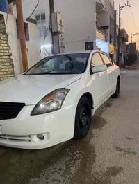 نيسان التيما  للبيع موديل 2009 وارد امريكي  ضربتها جاملغ  خلف السايق م...