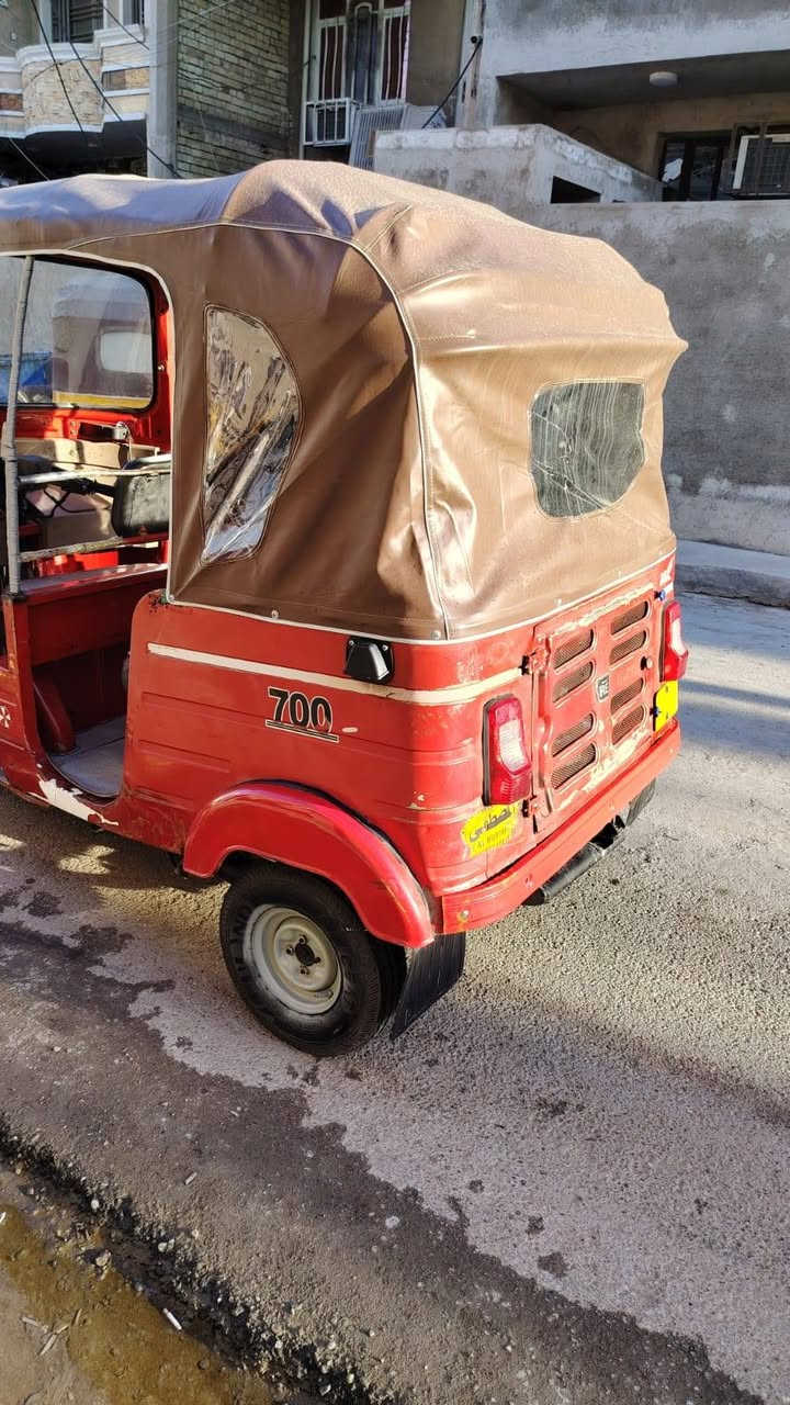 تكتك باجاج موديل 2018 شهر  4 مكينة 20  مكفولة اوراق ..بيها نقص بس الوصل تكتك مسويلها ادامة كامله من دبلات خلفيه وامامي.ودرايم شفتات جديد وقمچيات كلها جديدة مال كلچ وبريك وبانزين.تخم تاير جديد تكتك گبل للشارع مكانها بغداد الشعب سعرها 3500   وبيه مجال ***********
