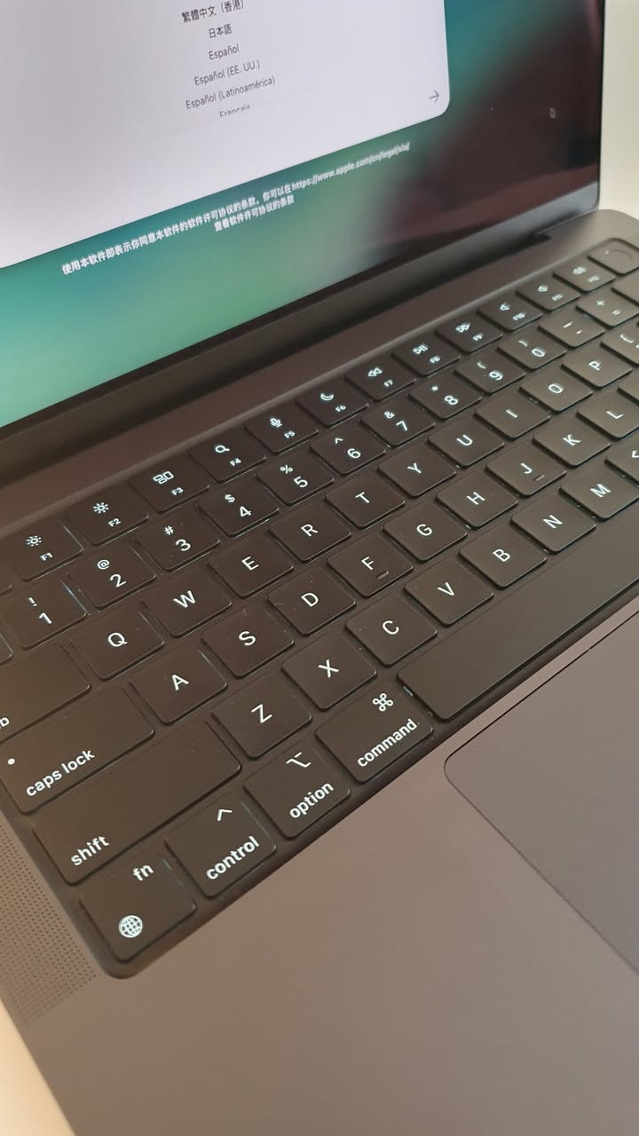 💻 للبيع: الوحش القادم من المستقبل.. MacBook Pro M4 (إصدار 2024)
فرصة لا تتكرر لامتلاك أحدث ما أنتجته آبل، جهاز MacBook Pro بمعالج M4 الجديد كلياً، بحالة "الوكالة" تماماً وكأنك تفتحه من علبته لأول مرة.

✨ حالة الجهاز (شبه جديد):
النظافة: مستعمل بحالة ممتازة جداً (10/10) بدون أي خدش.
البطارية: صحة البطارية 100%.
الدورات: عدد دورات الشحن 55 دورة فقط.
السعر: ١٩٥٠ الف دينار فقط.
-----------------------------------------------------------
🔥 ليش تختار MacBook Pro M4 وتتركه عن الأجيال السابقة (M3, M2, M1)؟
جهاز الماك بوك برو M4 ليس مجرد تحديث للمعالج، بل هو إعادة ابتكار كاملة لتجربة الاستخدام اليومي:
🚀 قفزة الأداء (M4  ):
أداء أسرع بمراحل بنسبة 40% من M1 و M2، وتفوق ملحوظ بنسبة 20% عن M3 في المهام اليومية، مما يجعله الخيار الأول للمستقبل والذكاء الاصطناعي (Apple Intelligence).
🍏 هيكل "Space Black" المتطور (وداعاً للبصمات):
الجهاز مصنوع بتقنية أكسدة متطورة (Anodization Seal) تقلل بشكل كبير جداً من آثار بصمات الأصابع مقارنة بموديلات M3 و M2، ليبقى جهازك بمظهر نظيف وفخم طوال الوقت.
🌟 شاشة Liquid Retina XDR الأقوى:
قفزة نوعية في السطوع؛ حيث تصل قوة سطوع الشاشة في المحتوى العادي (SDR) إلى 1000 nits (مقارنة بـ 600 nits فقط في M3)، مما يعني وضوحاً تاماً حتى تحت ضوء الشمس المباشر.
📸 كاميرا 12MP Center Stage (النقلة النوعية):
الكاميرا لم تعد مجرد "تحسين"، بل هي كاميرا احترافية بدقة 12 ميجابكسل تدعم تقنية Center Stage التي تبقيك دائماً في منتصف الكادر، مع ميزة Desk View التي تسمح للمشاهد برؤية مكتبك أثناء المكالمات.
----------------------------------------------------------------------
🛠️ المواصفات التقنية:
المعالج: شريحة M4 (10-core CPU & 10-core GPU).
الذاكرة (RAM): سعة 16GB Unified Memory.
التخزين: هارد 512GB SSD فائق السرعة.
الشاشة: 14.2-inch Liquid Retina XDR (أفضل شاشة لابتوب في العالم).
اللون: الأسود الفخم (Space Black).
📥 للحجز والاستفسار:
الجهاز جاهز للاستخدام الثقيل، المونتاج، أو البرمجة والأبحاث الدقيقة. راسلنا مباشرة عبر الواتساب من خلال الرابط الجديد: 👉
https://wa.link/ywx1gu

#Apple #MacBookPro #M4 #AppleIntelligence #لابتوب #العراق #بغداد #تكنولوجيا #macbook2024


**إذا كنت صاحب هذا الإعلان وتريد حذفه لأي سبب، رجاءا أرسل رسالة إلى الدعم الفني**