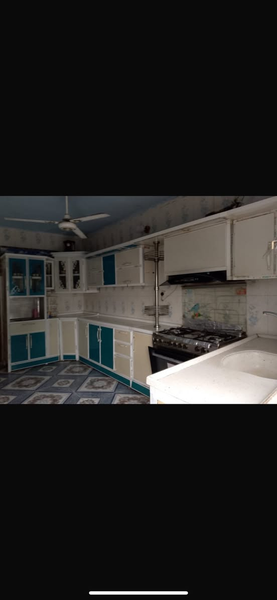 بيت للإيجار طابقين 550الف وبي مجال مساحه البيت 250 متر في 5غرف مؤثثه مع اثاث كامل ومطبخ واستقبال وصاله وصحيات داخليه وخارجيه وحديقه وكراج سياره مع كافه الخدمات قرب عامود 169طريق بغداد كربلاء مجمع الرحمان السياحي  شارع الجماليه  لاستفسار خاص ***********
