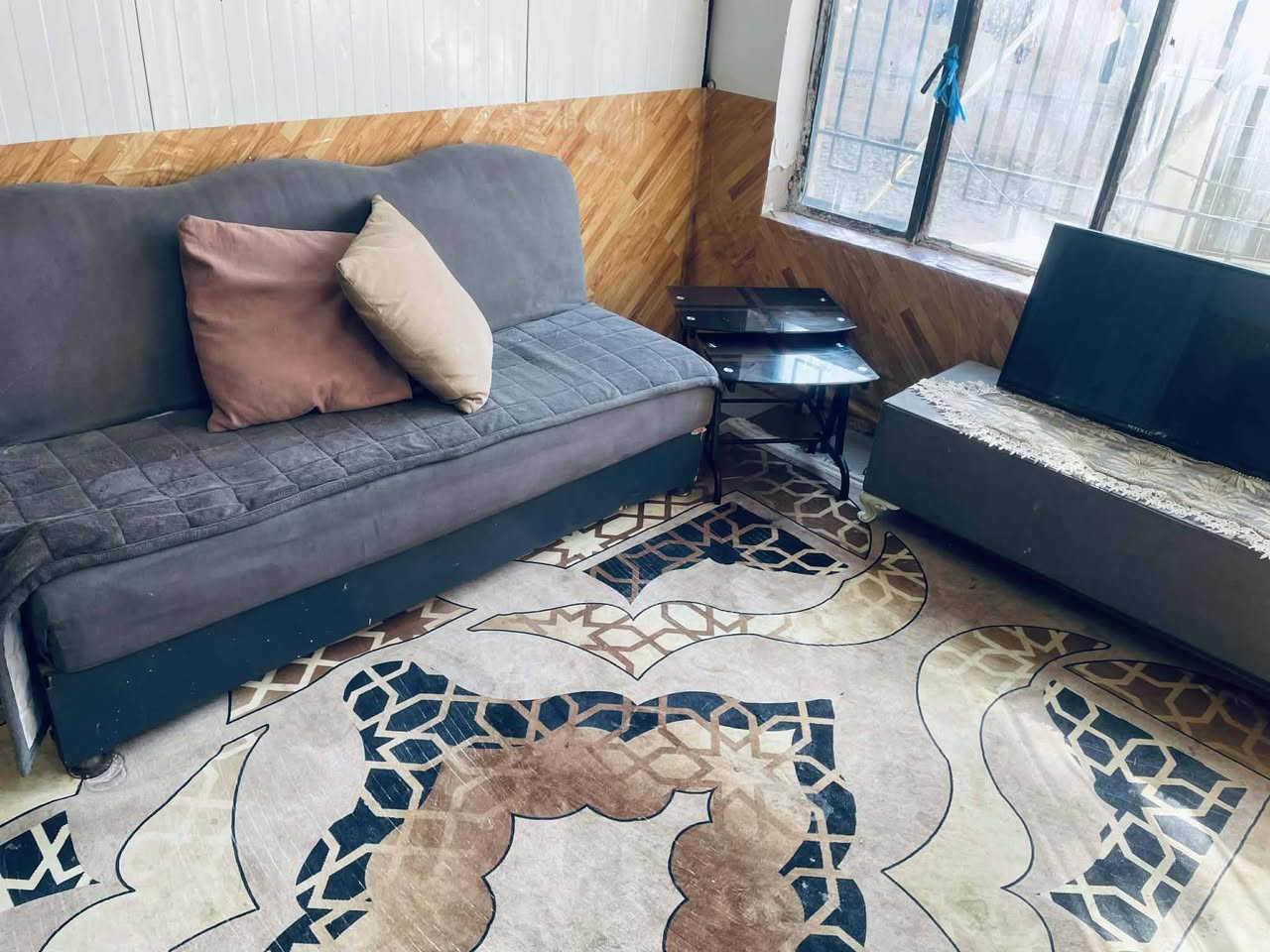 السلام عليكم ديوان  للبيع 9 مقاعد مع ميز المكان البحياة سعر 175 الاتصال ***********
