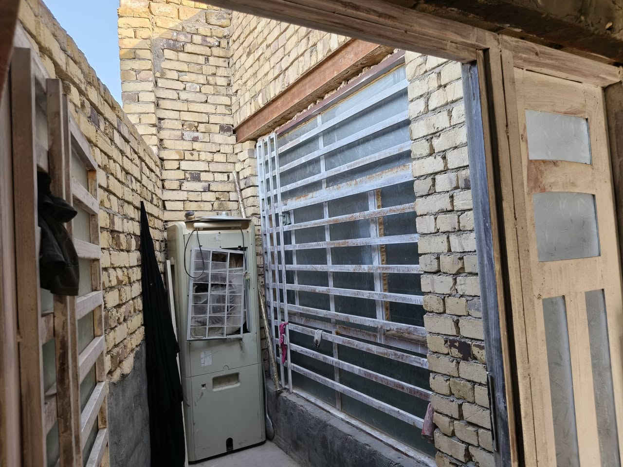 بيت للبيع مجمع نبيل على الحولي مساحه 245متر سقف عكاده 
يحتوي على
غرفتين4*5
صالة5. 4*9
مطبخ4*3
استقبال4*10 بعده ماكامل
صحيات داخلي وخارجي 
البيت نقوصاته مبينه بالصور 
للاستفسار ***********
