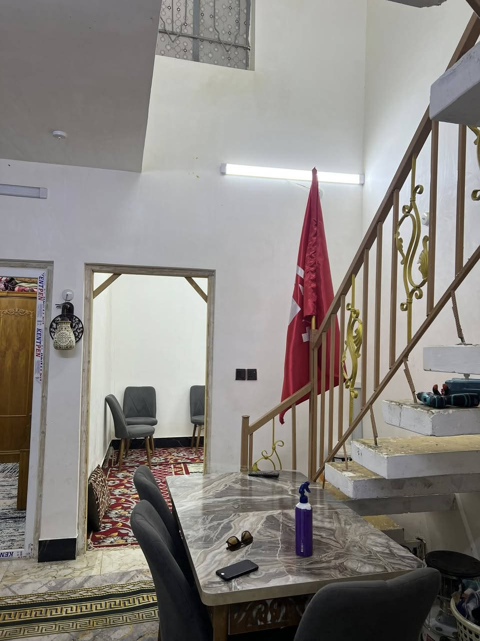 للبيع بيت 100 متر طابق واحد طابو سند25 تحويل بسم المشتري لبيت بناء قديم  عكاده نضيف لبيت كلش لبيت ستقبال وصاله وغرف 2 ومطبخ سيراميك للسقف الارضيه بورسلين حمامات داخليه وطارمه موقع البيت كربلاء كنطرت السلام شارع المدرسي قرب المصري فرعه تبليط 
6 متر سعره 65 بي مجال للستفسار ***********
