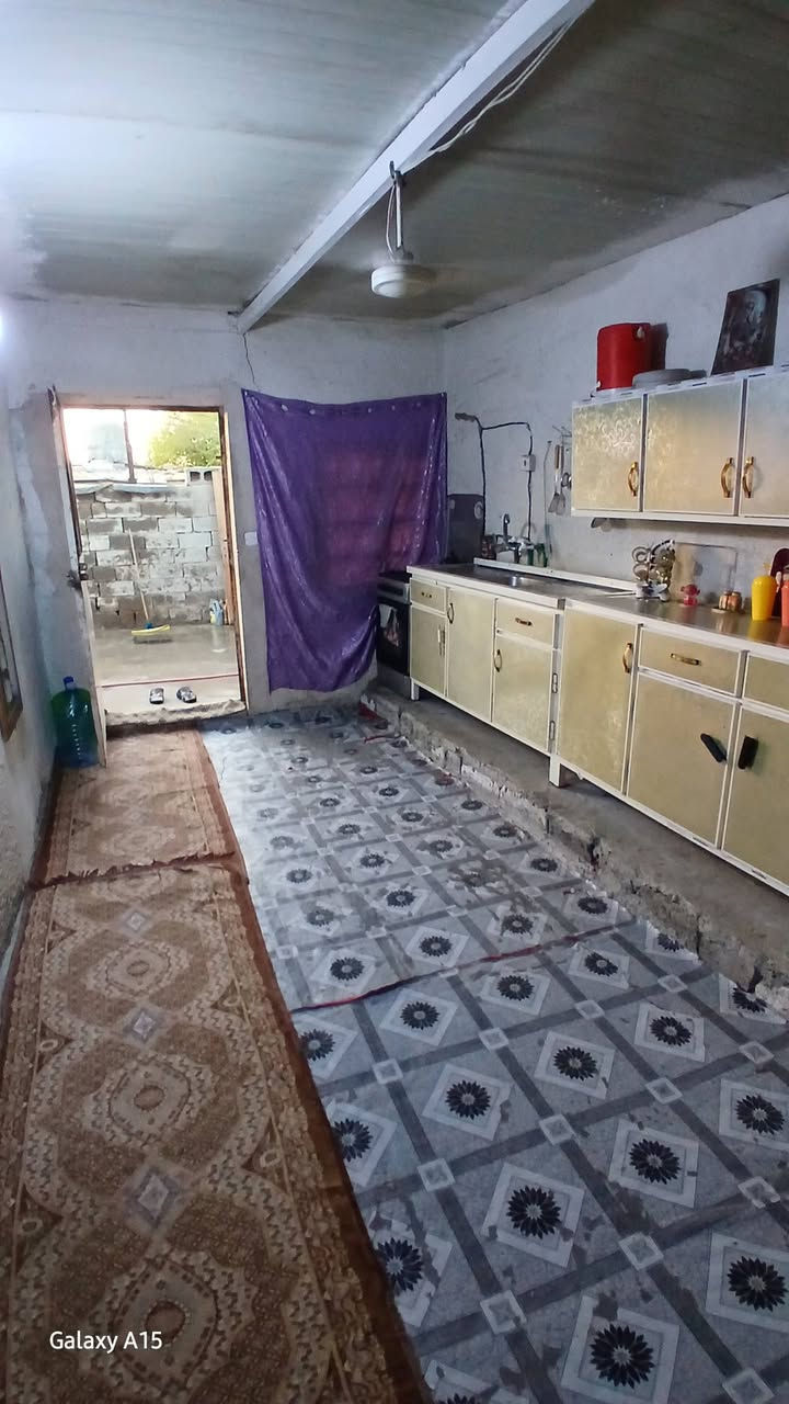 السلام عليكم بيت تجاوز للبيع يطلع مساحته ١٠٠متر 
يحتوي على غرفة نوم وصاله ومطبخ وصحيات وطرمه وترك جانبي عرض متر على طول البيت 
العنوان بغداد الكرخ حي التراث مال المعالف شارع قائد الشمري قرب افران المنتضر 
رايده ب 10مليون 
***********

