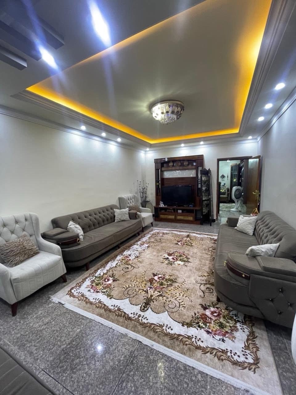 السلام عليكم 

دار للبيع 

 

المساحة ١٥٠ الواجهة ٧.٥ نزال٢٠



الطابق الاول صالة،مطبخ حار وبارد,هول داخلي، غرفة نوم ، صحيات، منور عدد ٢



الطابق الثاني غرفة نوم عدد ٢ ، حمام ، غرفة ساندوتش 



الموقع حي الجهاد ديوان المخابرات قريب جدا على الشارع العام


