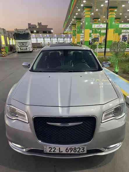 كلايسلر 2020! لون فضي كفاله عامه ماشيه 58 الف ميل 
هزه وسنويه جديد بسمي 
موصفات :
كشنات جلد
كشنات حار بارد
خزن مموري
ستيرن كهرباء 
ستيرن تدفئه 
تشغيل عن بعد
كامره دواره 
بونراما 
يدات ويلات كروم بلاد 
مكينه v6 3600 
سياره جديده لوك. مكاني بغداد *********** 
ملاحظة: بيه بارد بل جاملق لامامي ليمن كلش بصيط وما مبين
السعر285 وبيه مجال.
