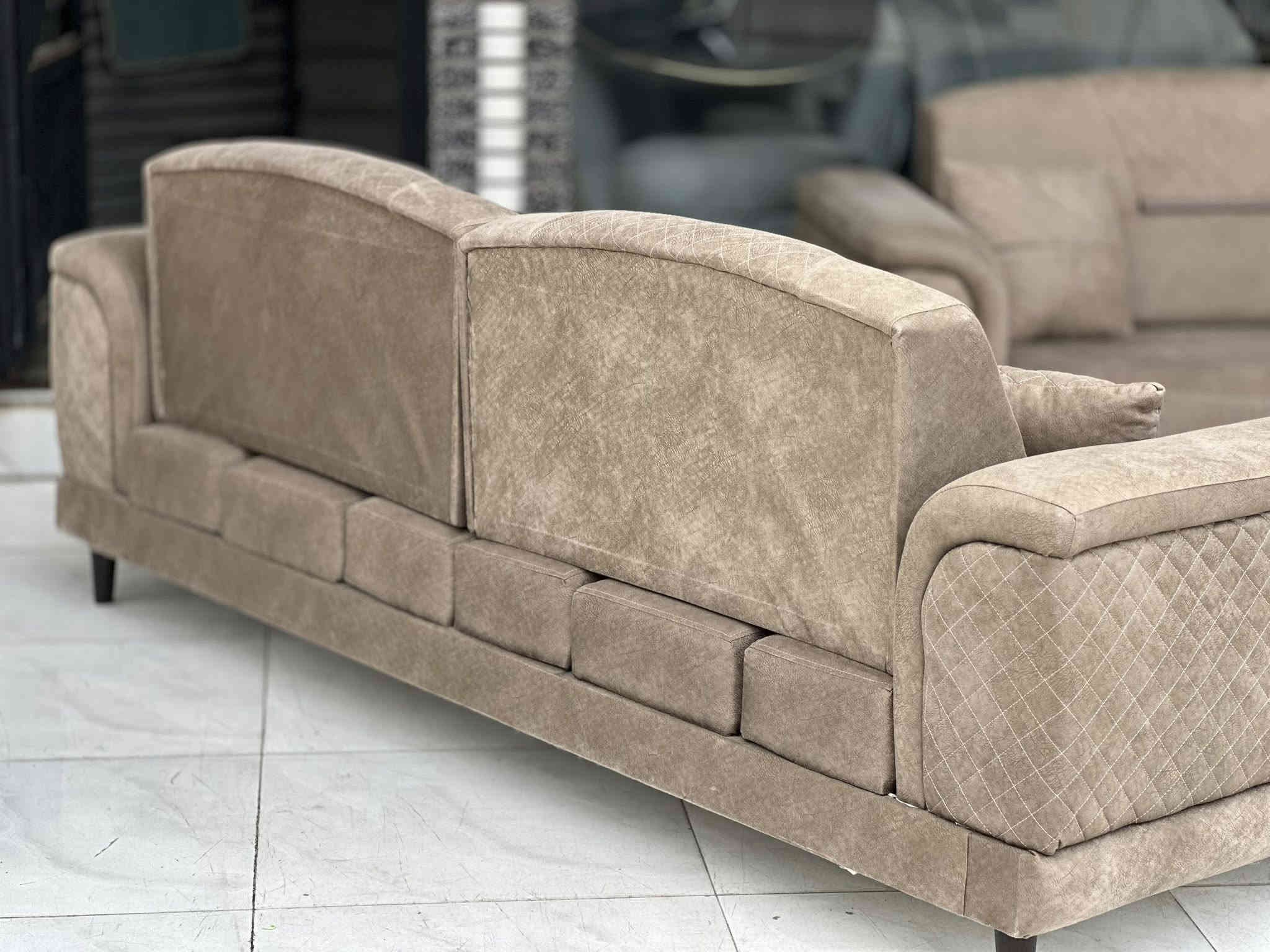 تخم تركي  (تكمه ) كلش نضيف    متكون من 10مقاعد 3+3+2+1+1 نضام السرير  سلايت   
  مقعد طبيّ سوفت امريكي بوليستر هيكل  بل كامل خشب زان   قماش شامواه وتر بروف  عنوانه اربيل زانكو99 قرب مطعم كص سنگر يوجد توصيل ل بغداد ولباقي المحافظات   *********** واتساب فقط علي
