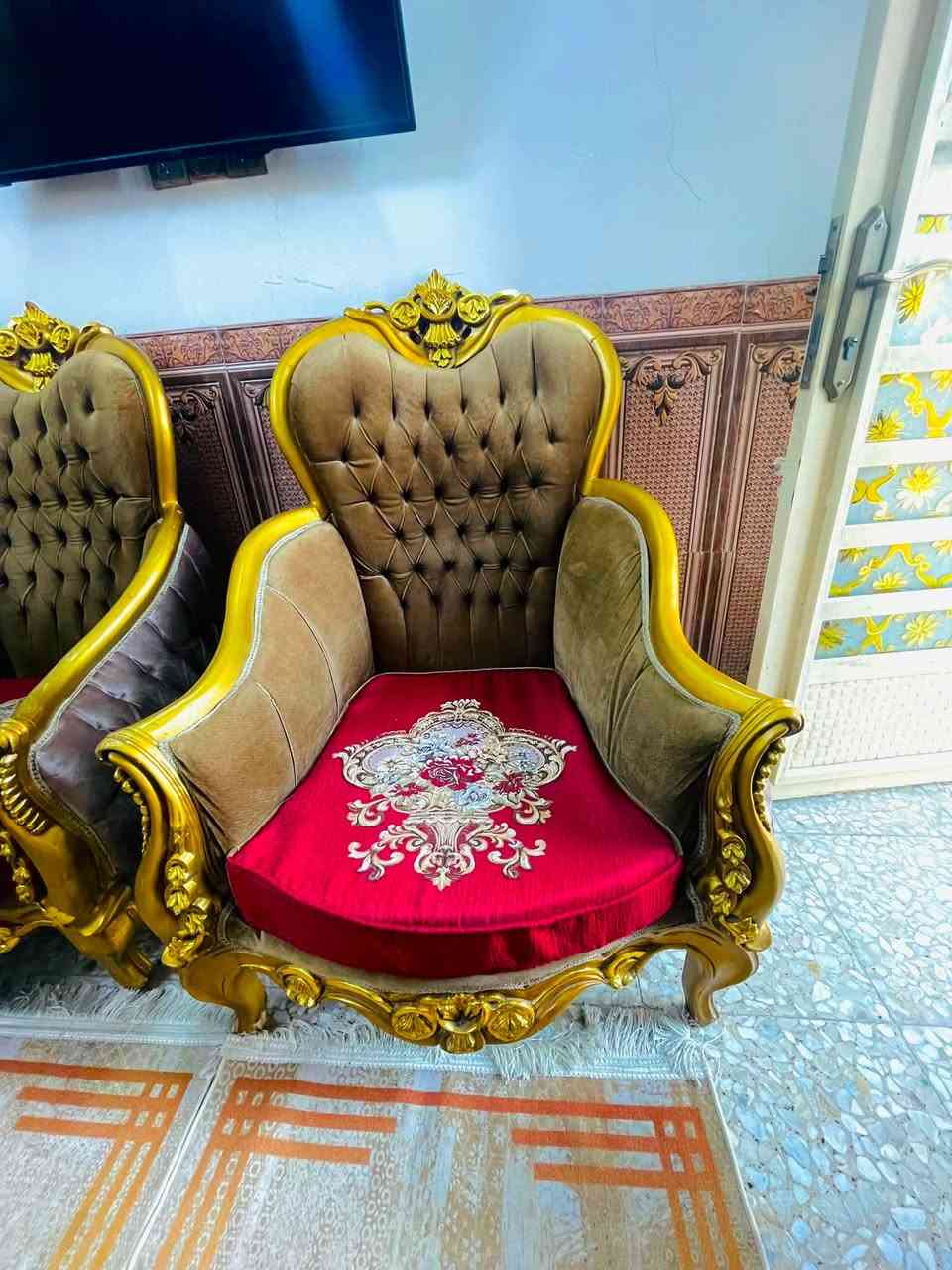 تخم ملكي زان مصري ١٠ مقاعد تكمه نضيف جدآ اي ضرر ما بيه السعر ٣٢٥ وبيه مجال العنوان البلديات الرقم ***********
