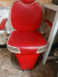 كرسي حلاقه +ميز بلازمه للبيع التواصل على الرقم  07822272624