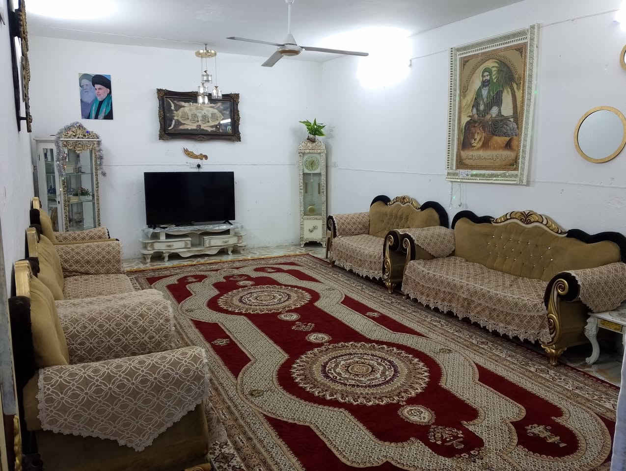 سلام عليكم
الدار للبيع
مساحة 100مربعة 10×10طابقين
استقبال +غرفة نوم+حولي +صحيات+مطبخ 
طابق ثاني غرفتين +حمام
عنوان حي اور قرب بانزين خانة علي دراجي
الاستفسار: ***********
