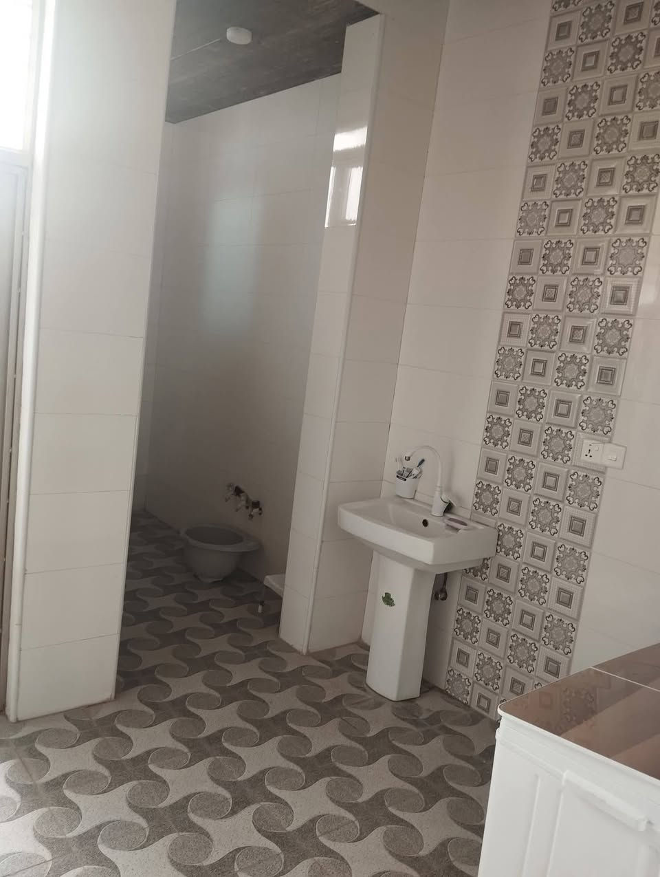 سلام عليكم دار لبيع المساحه 150 يحتوي عله غرف  مجمع صحيات صاله وستقبال المكان بكرلي قرب موقف دانه ***********
