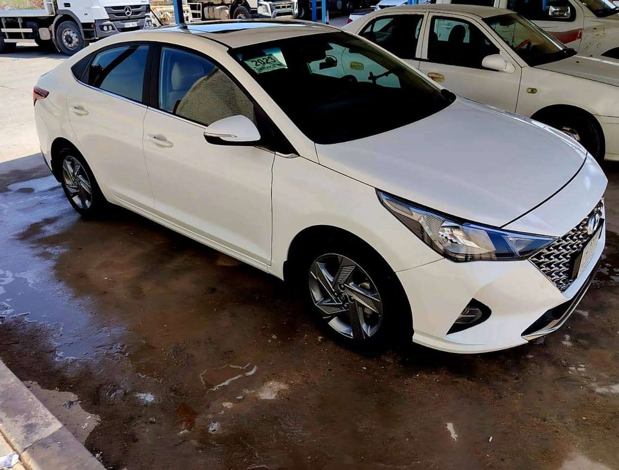 🚗 إعلان بيع سيارة: هيونداي أكسنت 2023 (خليجي فول) 🚗
​السلام عليكم إخواني الأعزاء..
​للبيع سيارة هيونداي أكسنت موديل 2023، وارد خليجي، السيارة بحالة الوكالة وجديدة كلش (استلام شركة).
​📋 المواصفات والتفاصيل:
​المحرك: 1600 (نشط واقتصادي جداً).
​المواصفات العالية:
​فتحة سقف (سلايد روف).
​نظام كبح 4 ديسكات.
​تبريد قطعتين (أمامي وخلفي ثلج).
​الرقم: رقم بصرة (التحويل ثاني يوم مباشرةً).
​العداد (المسافة المقطوعة): 60,000 كم (قابلة للزيادة البسيطة).
​الحالة العامة: السيارة مكفولة من كل شيء (عامة).
​الـبـدي: توجد بها طخات بسيطة جداً وغير مؤثرة (على وضع البلاد)، السيارة ما مصلحة.
​💰 السعر والتواصل:
​السعر: 135 ورقة (13,500$) وبيها مجال للشراي الطيب.
​مكان السيارة: البصرة.
​للاستفسار والاتصال: *********** أو المراسلة على الخاص.
​ملاحظة: السيارة فول مواصفات ومال مستخدم، جاهزة من مصد لـ مصد وما تحتاج أي مصروف. الشراي يتفضل وما نقصر وياه. البصرة, العراق
