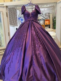 ١٢ بدلة • مستعملة ايجار • غسل وكوي