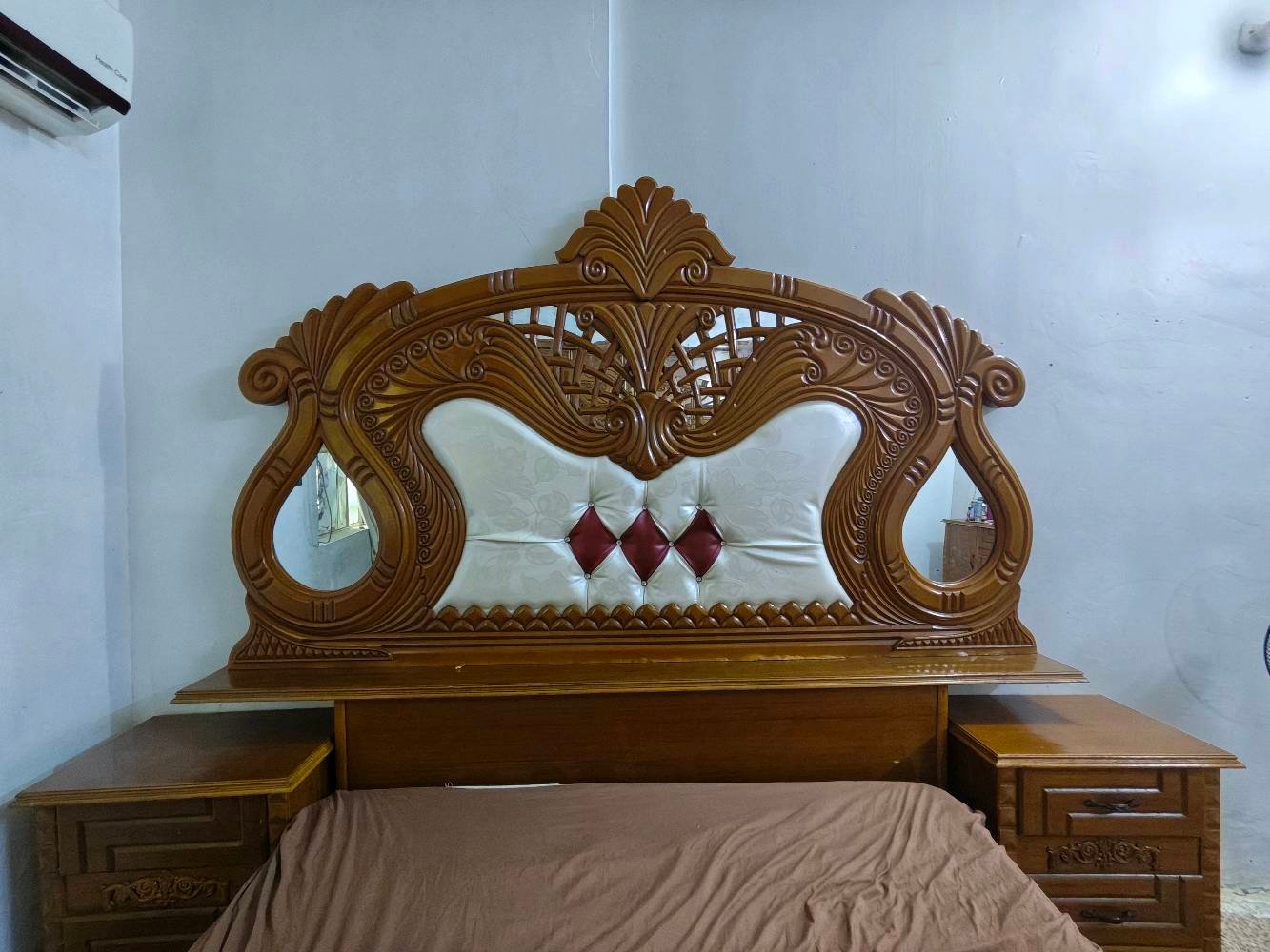 السلام عليكم 
غرفه نوم صاج عراقي 
صاج داخل وخارج 
كنتور + جرباية + زاوية + ميز تواليت 
السعر 600 الف 
العنوان بغداد 
***********